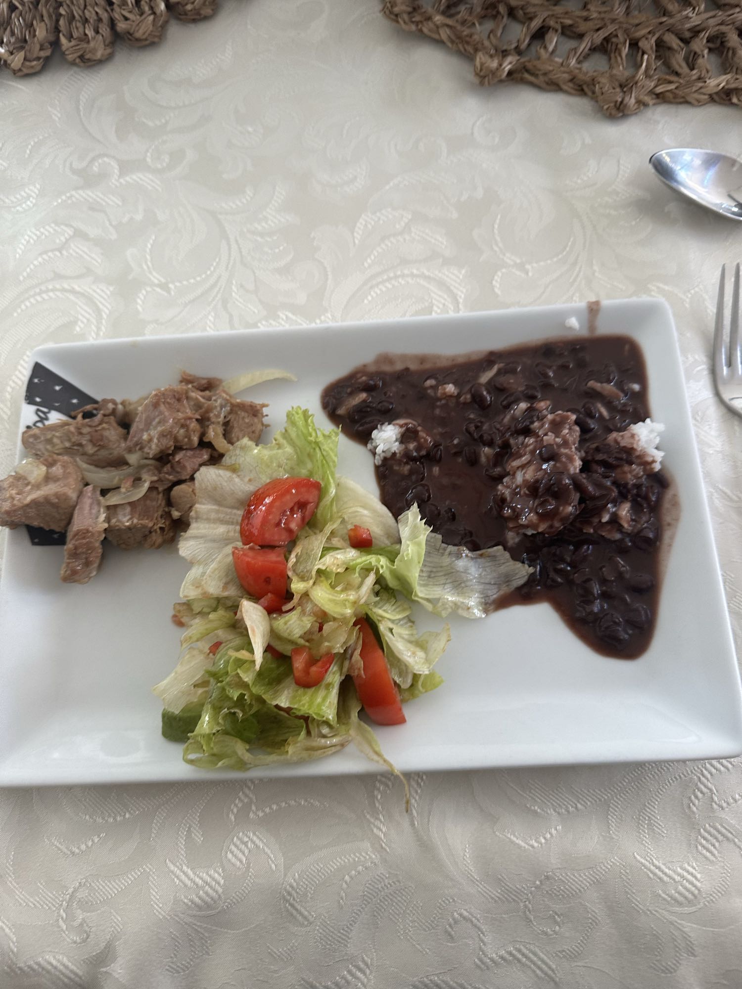 Carne con frijoles y ensalada