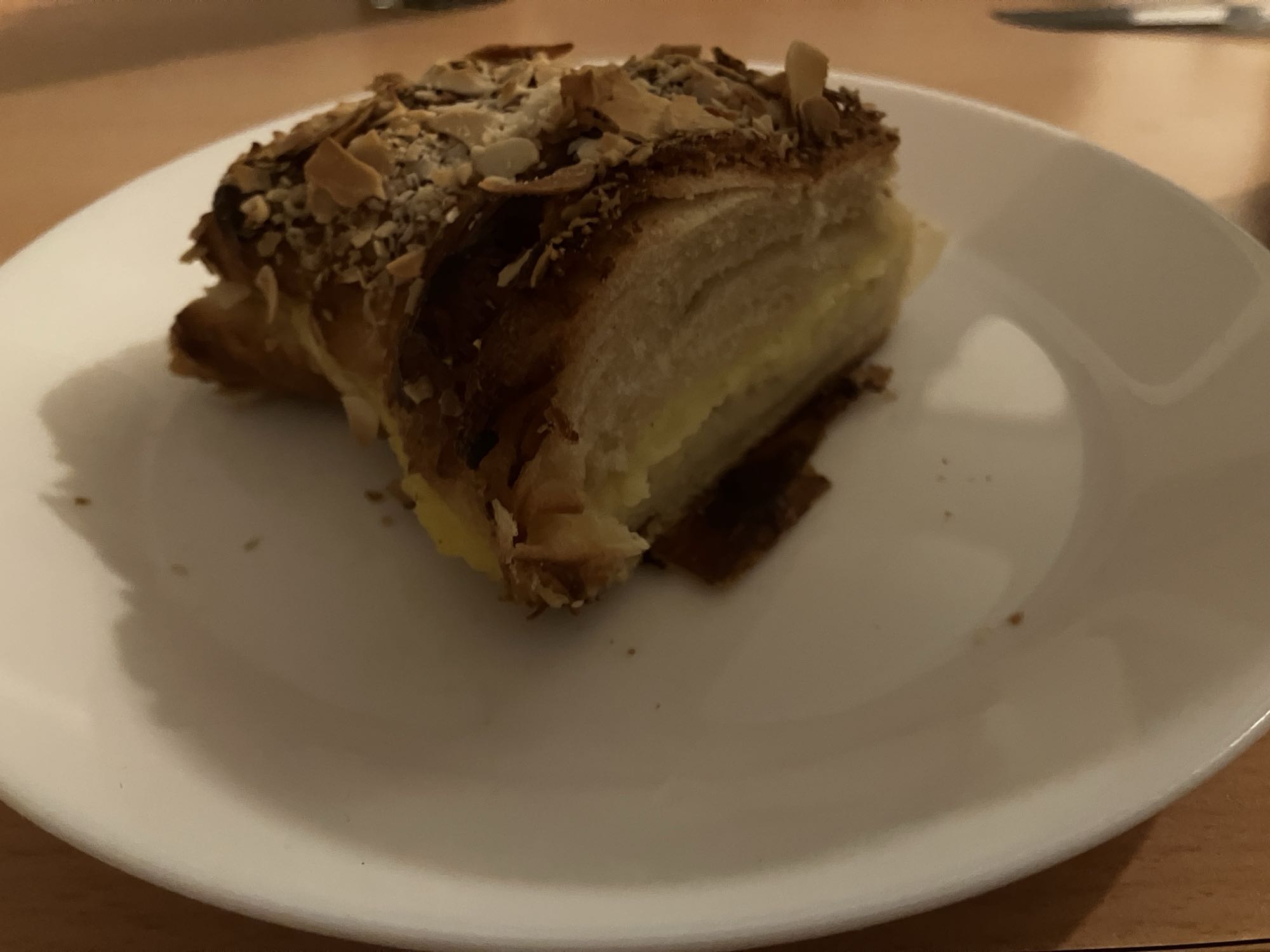 Fatia de bolo de amêndoa