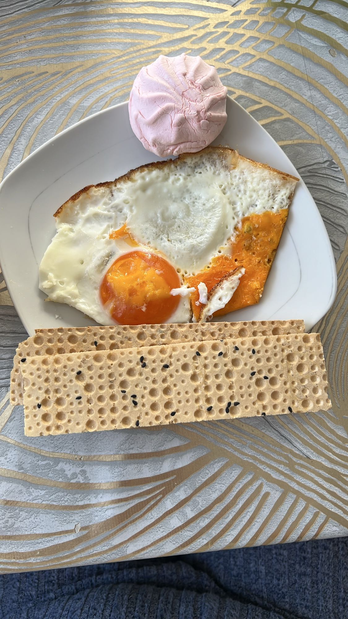 Яйца с хлебцами и зефиром