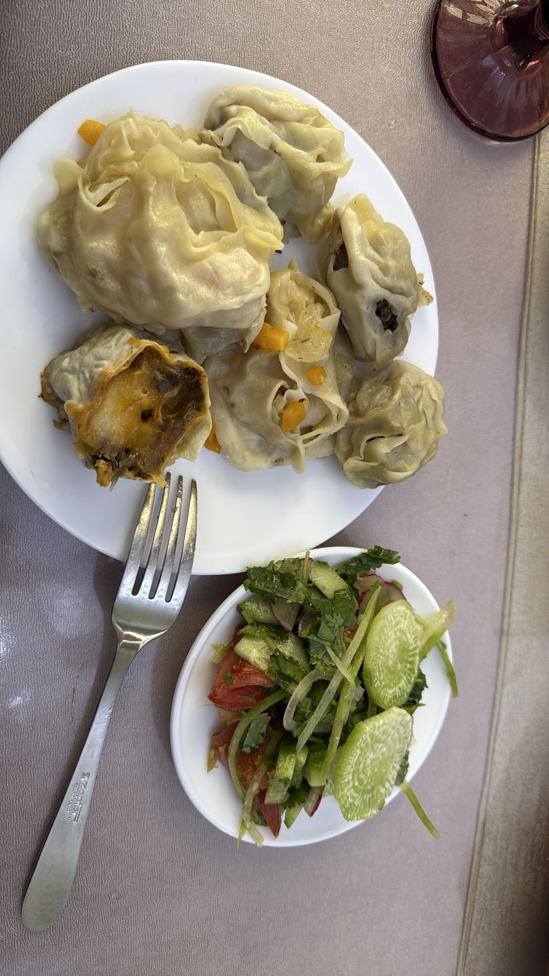 Манты с овощным салатом