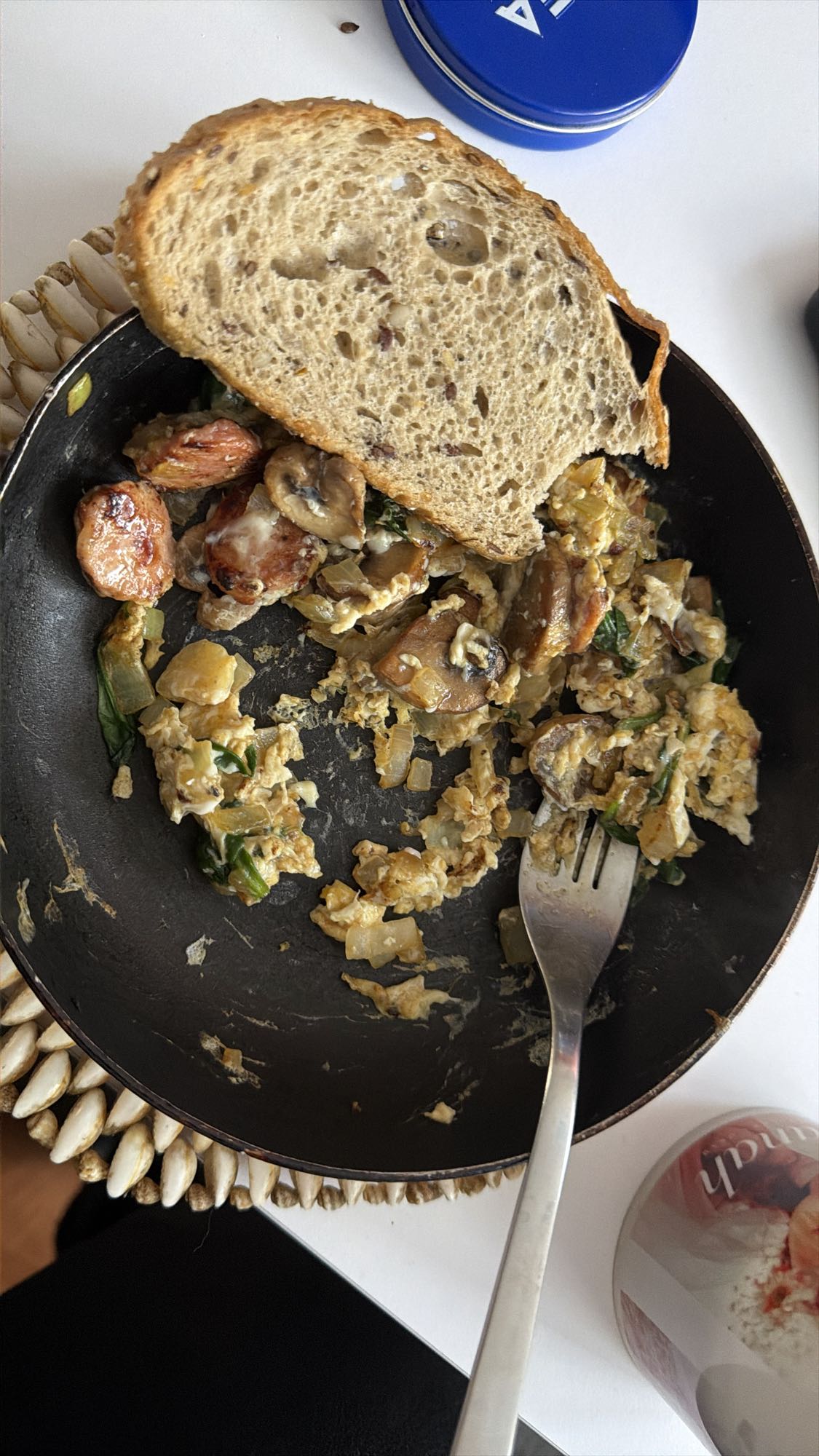 Jajecznica z kiełbasą, szpinakiem i pieczarkami