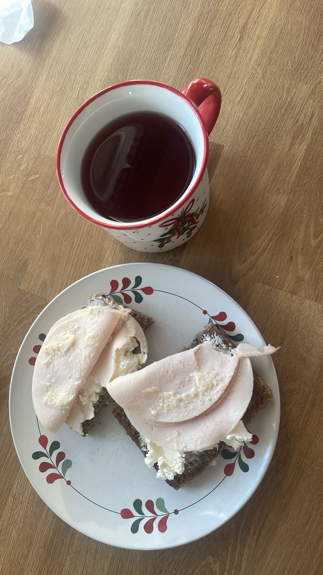 Kanapka z indykiem i herbata