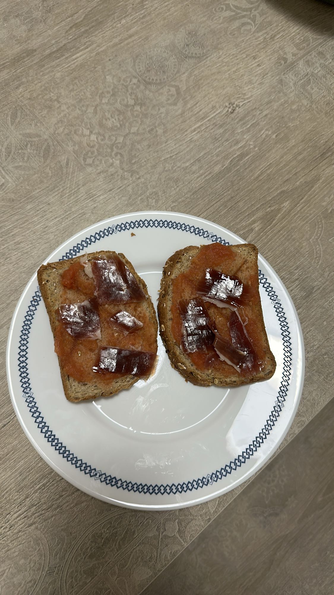 Tostada con tomate y jamón