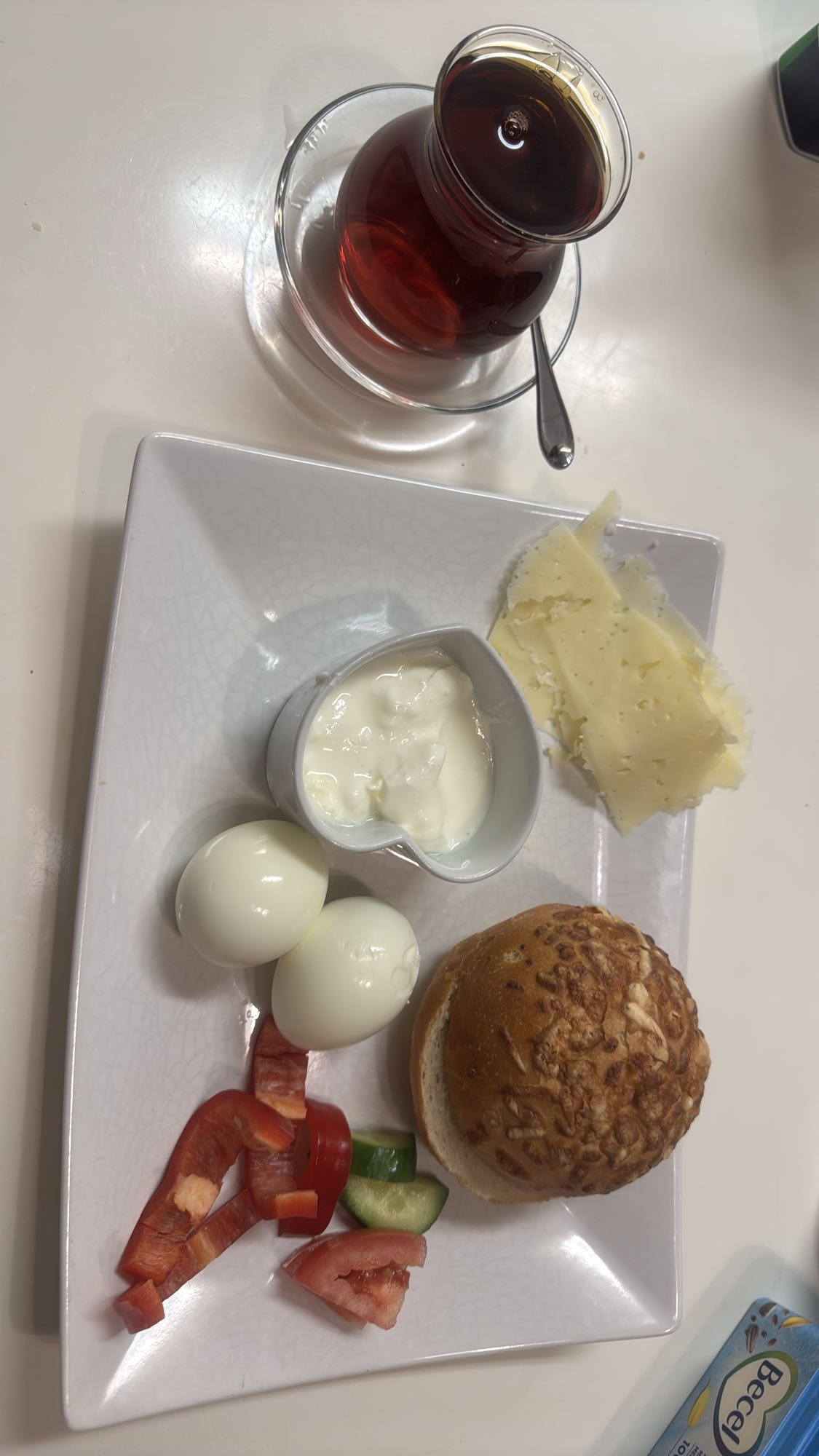 Frukosttallrik med te