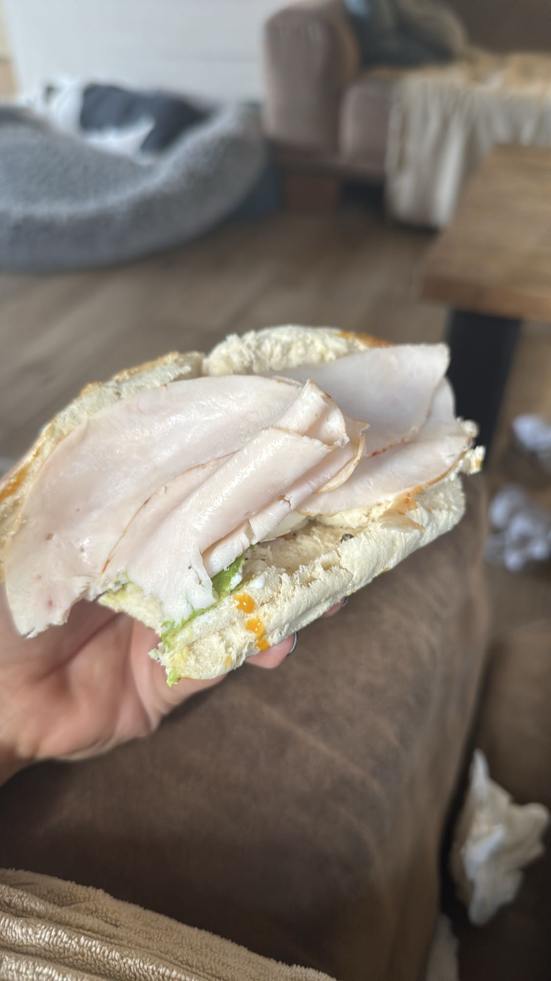 Laugen-Putensandwich mit Ei und Avocado