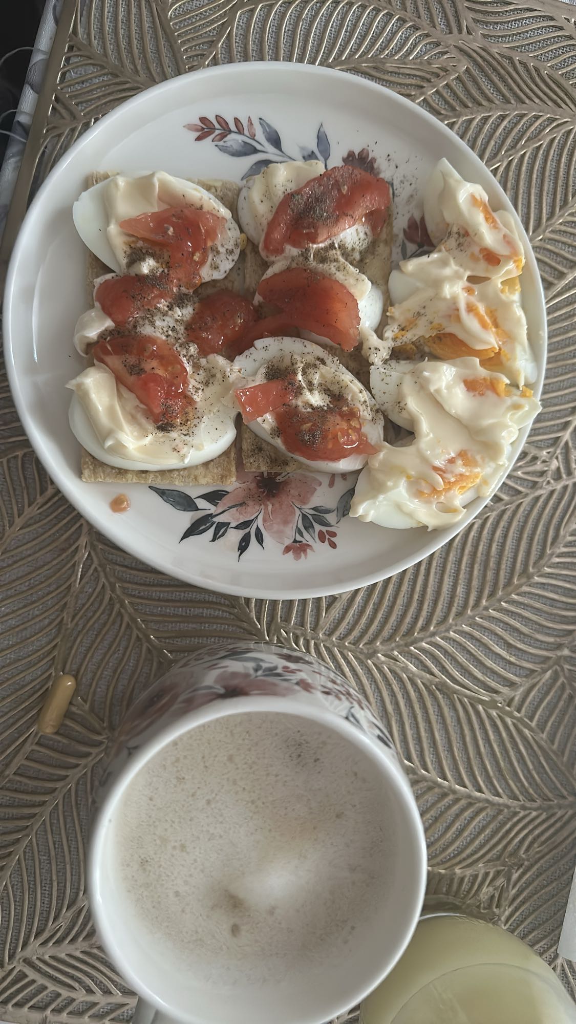 Jajka z majonezem i pomidorem