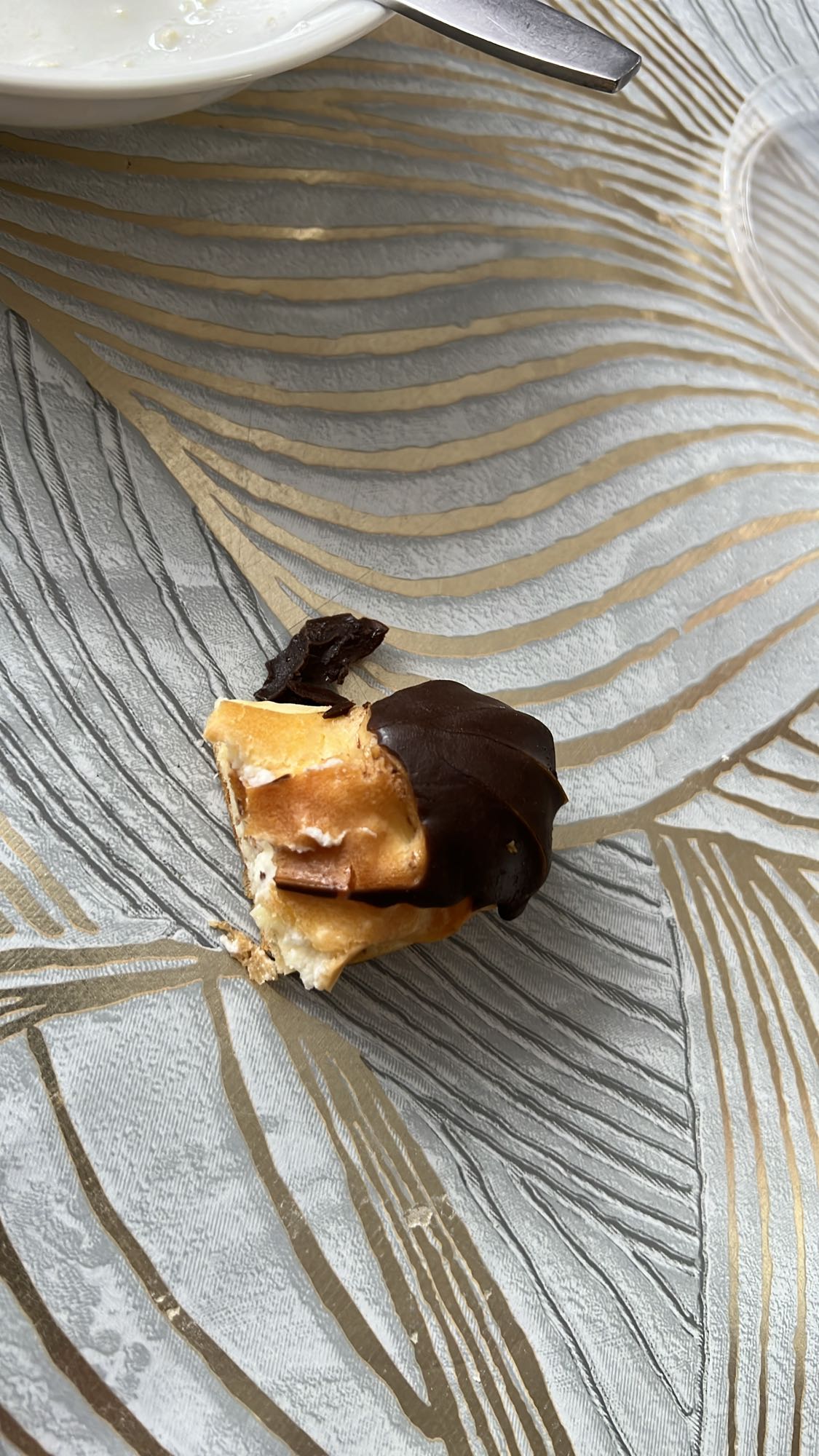 эклер с шоколадом