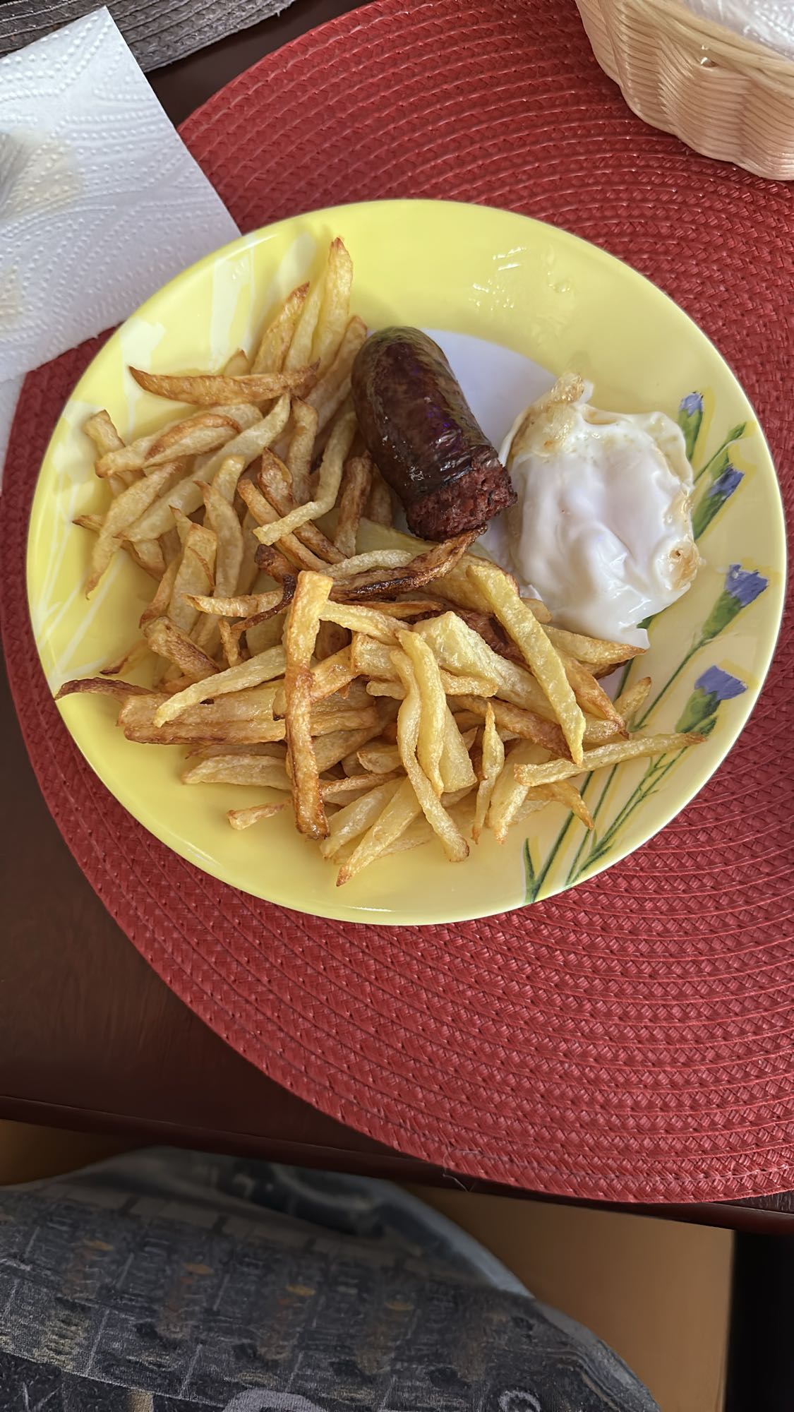 Cartofi prăjiți cu cârnat și ou