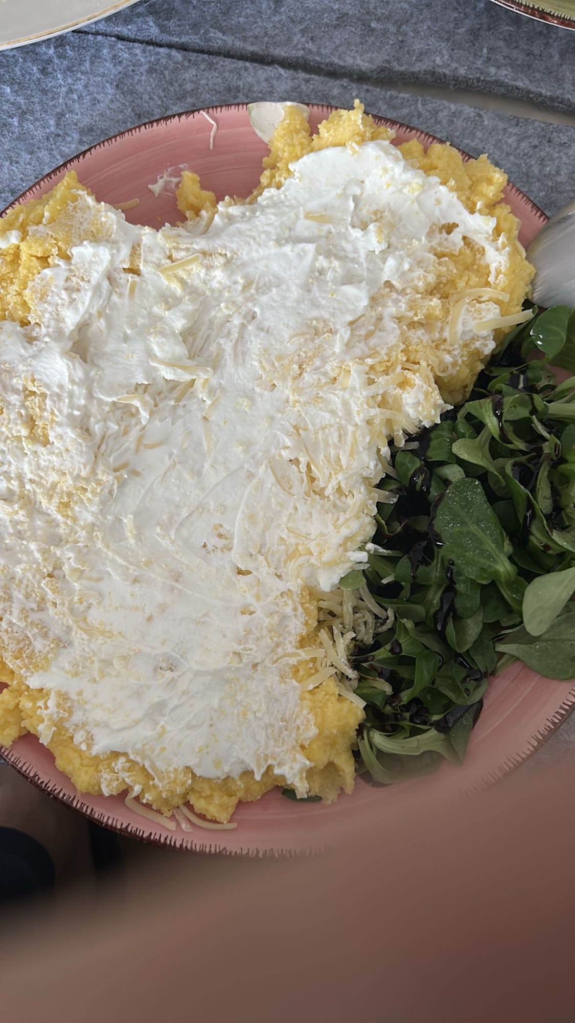 Polenta con crema y ensalada