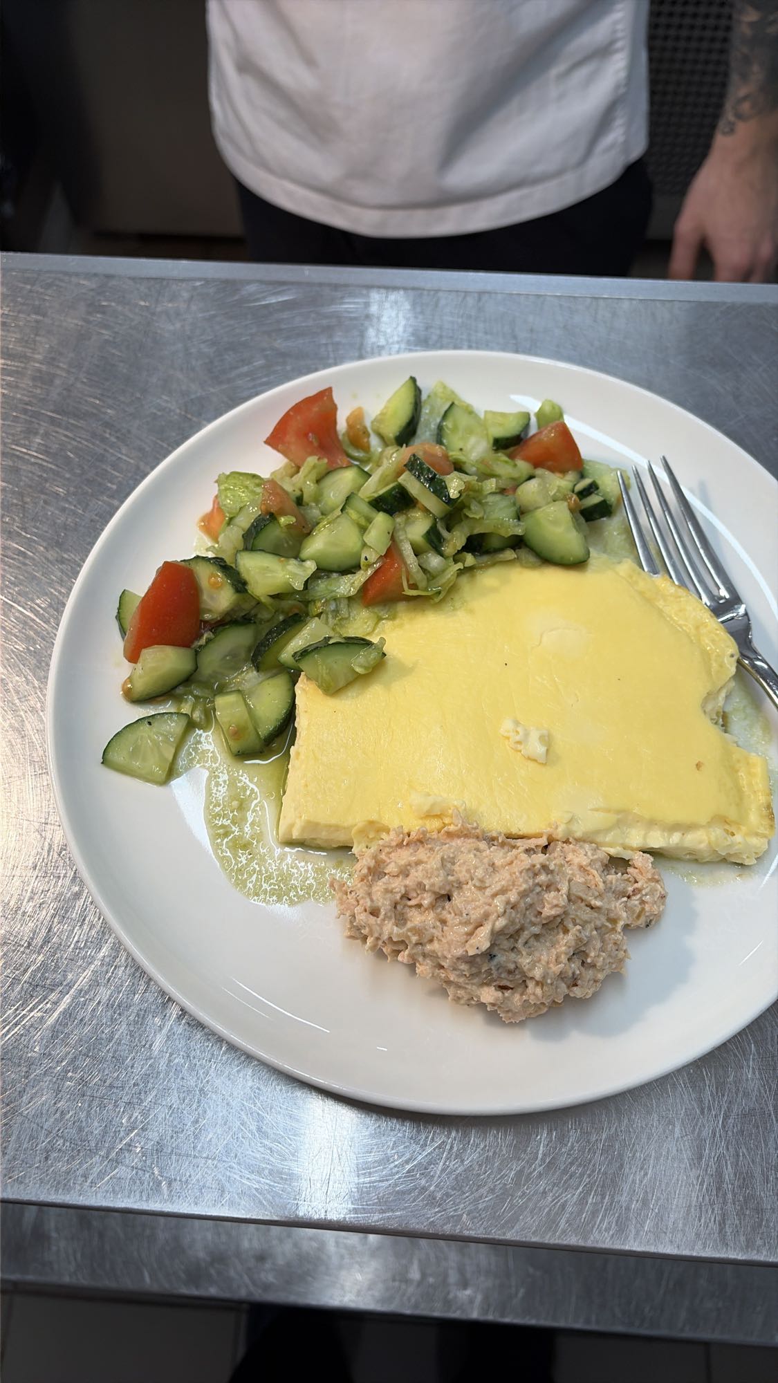 омлет с салатом и тунцом