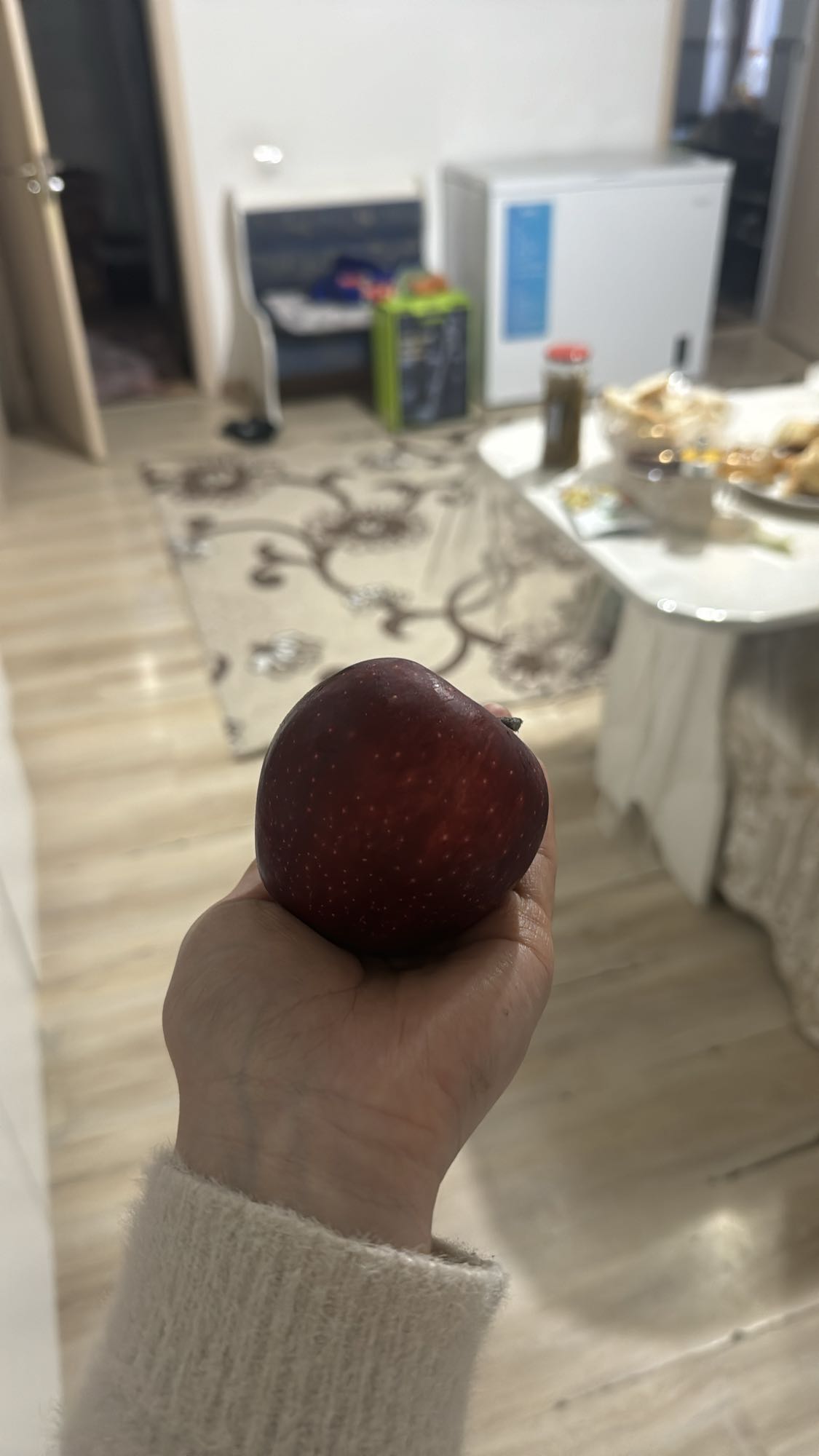 Красное яблоко