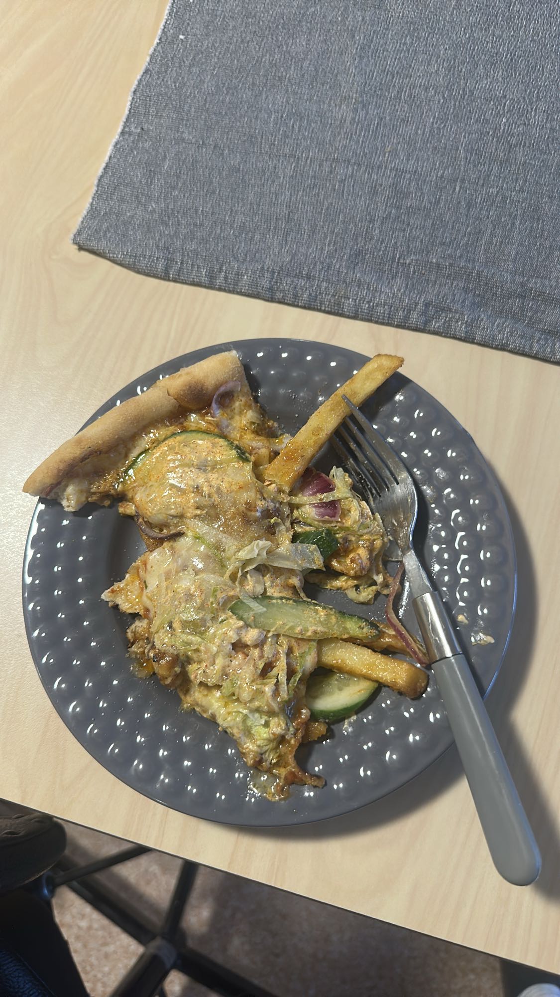 Pizza med pommes och grönsaker