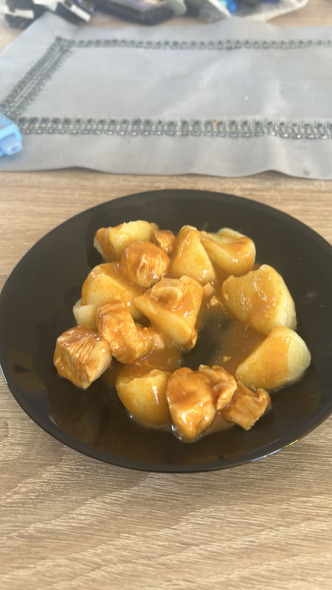 kluski z sosem i kurczakiem