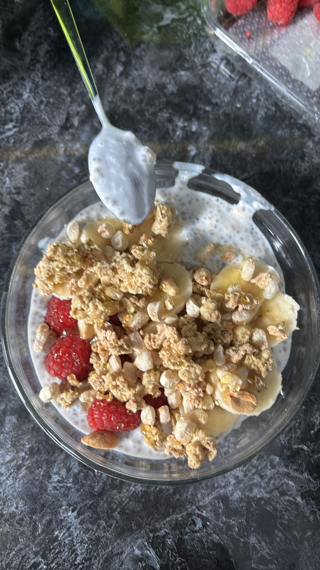 Bowl cu chia, banane și granola