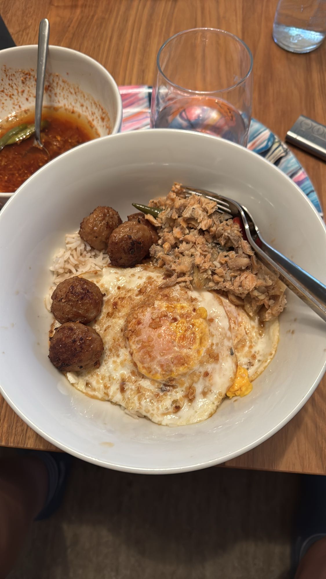 Ris med ägg och köttbullar