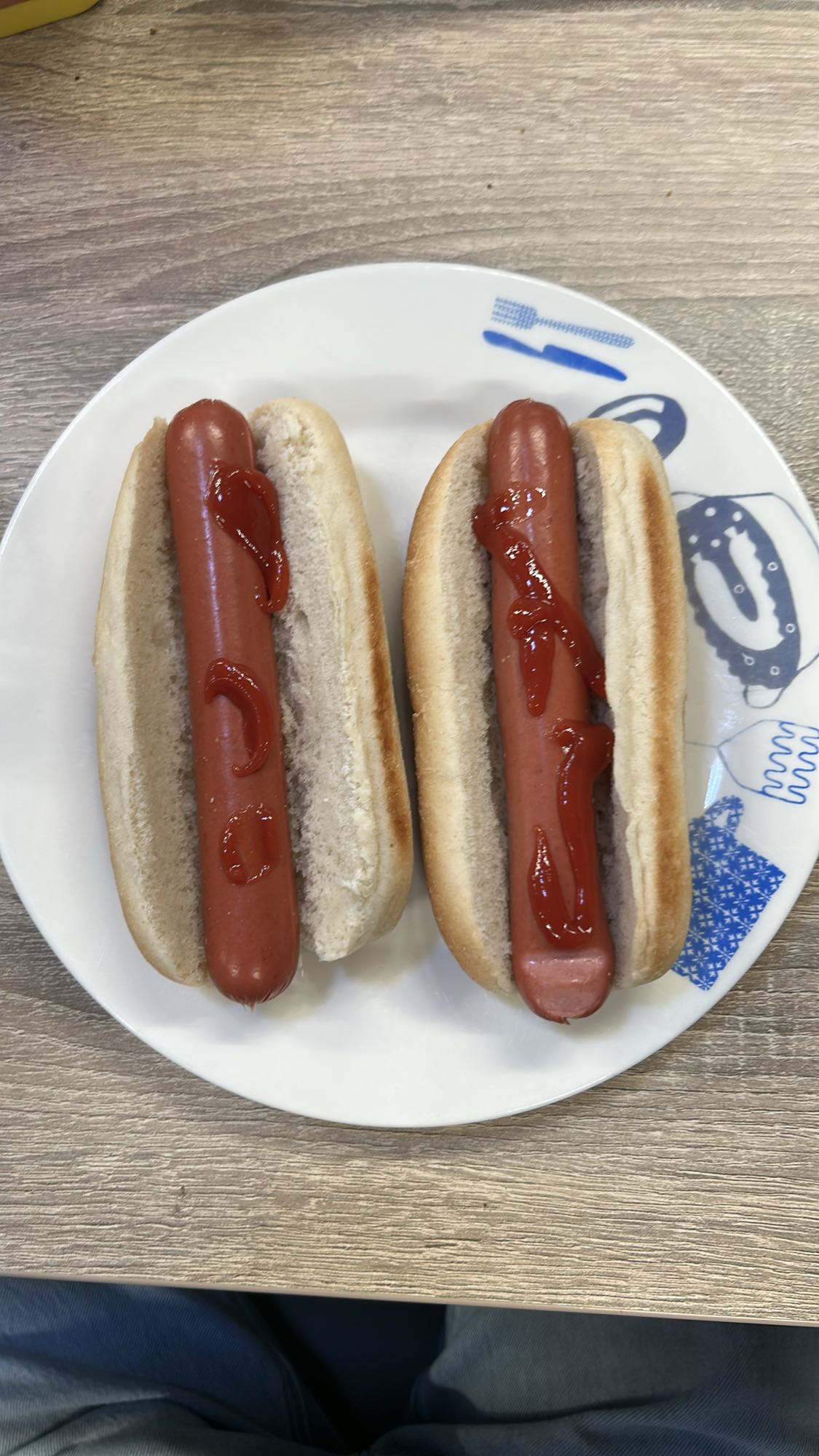 Twee hotdogs met ketchup