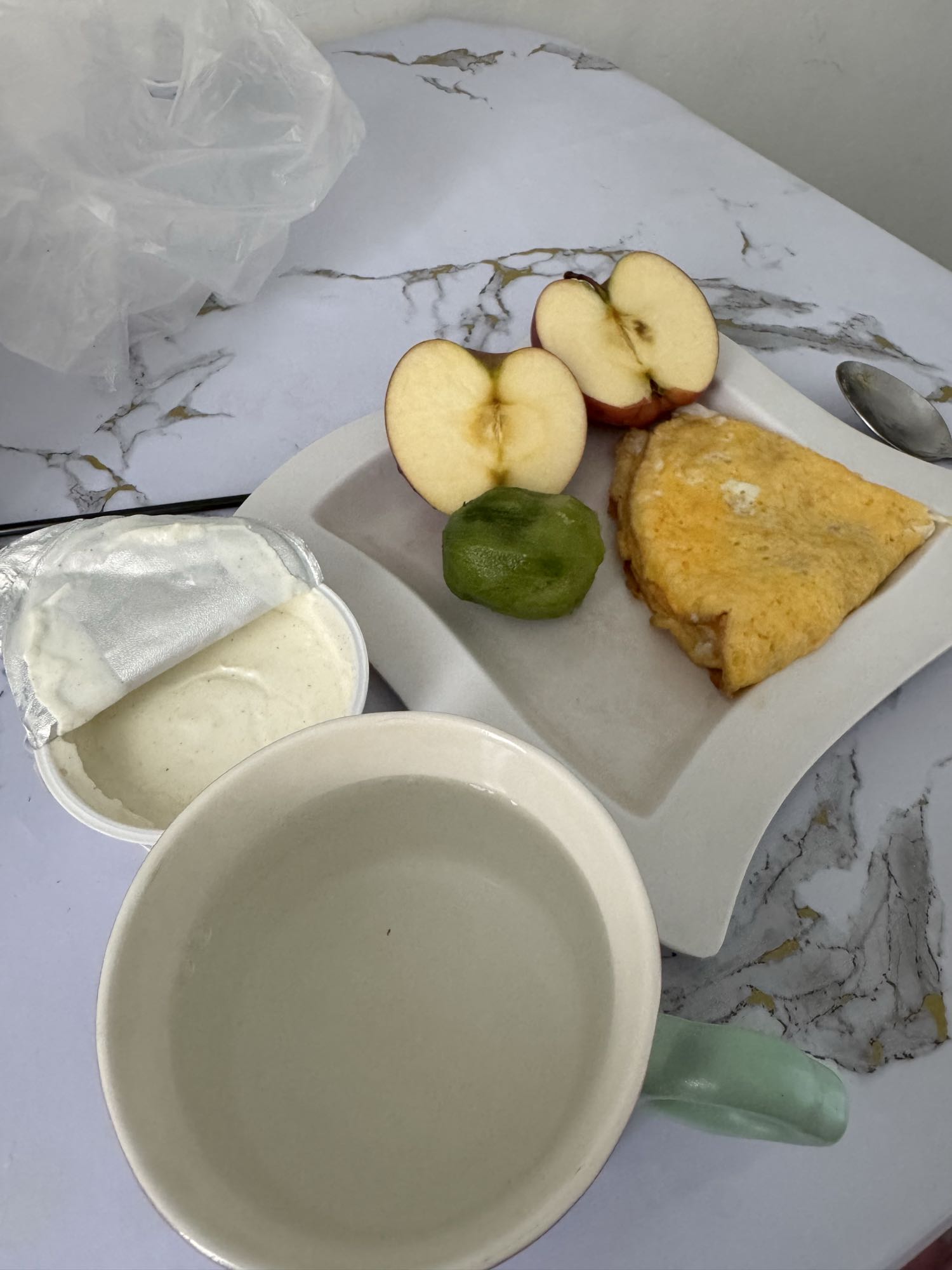 Завтрак с омлетом и фруктами