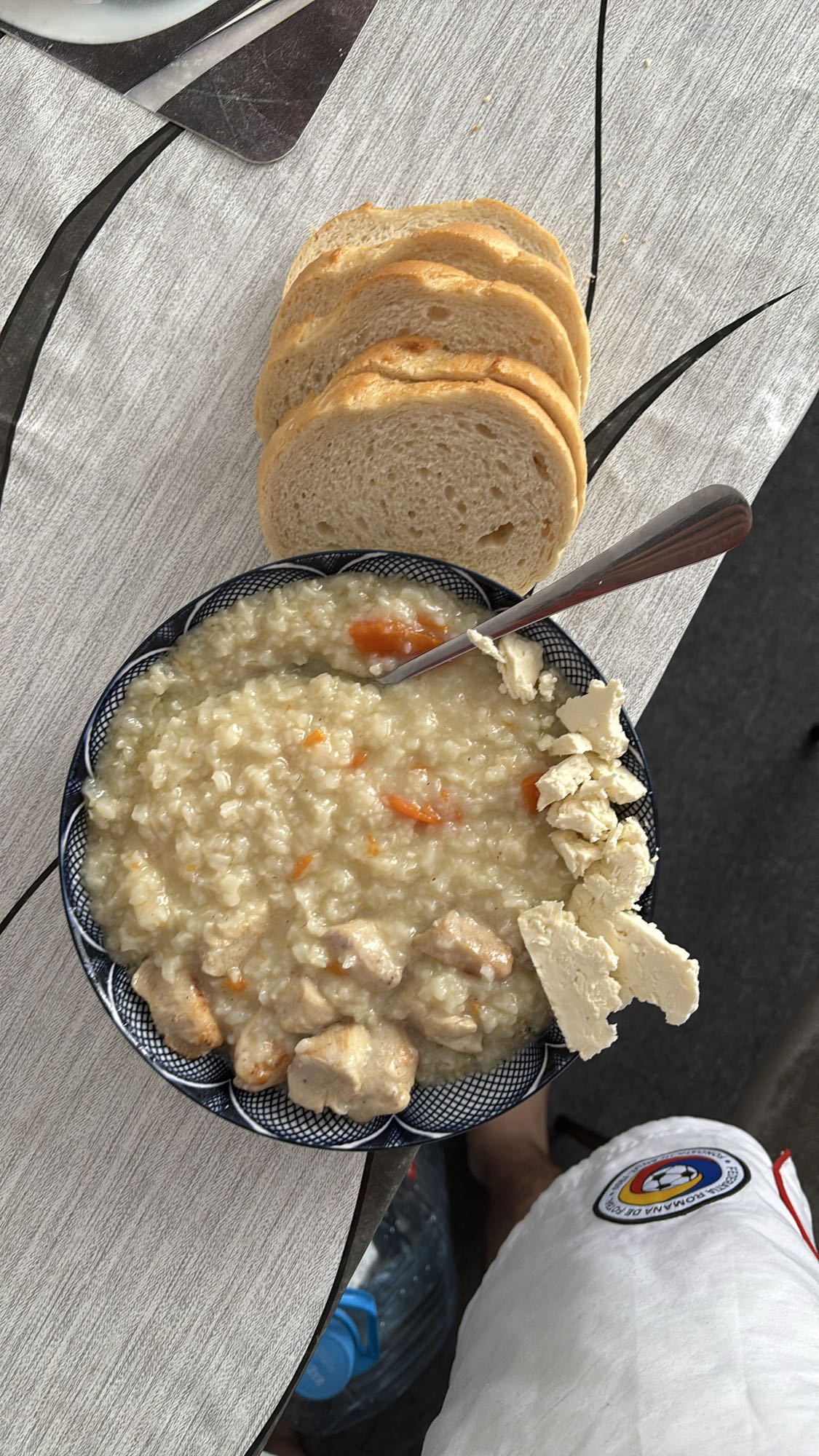 Orez cu pui, brânză, pâine