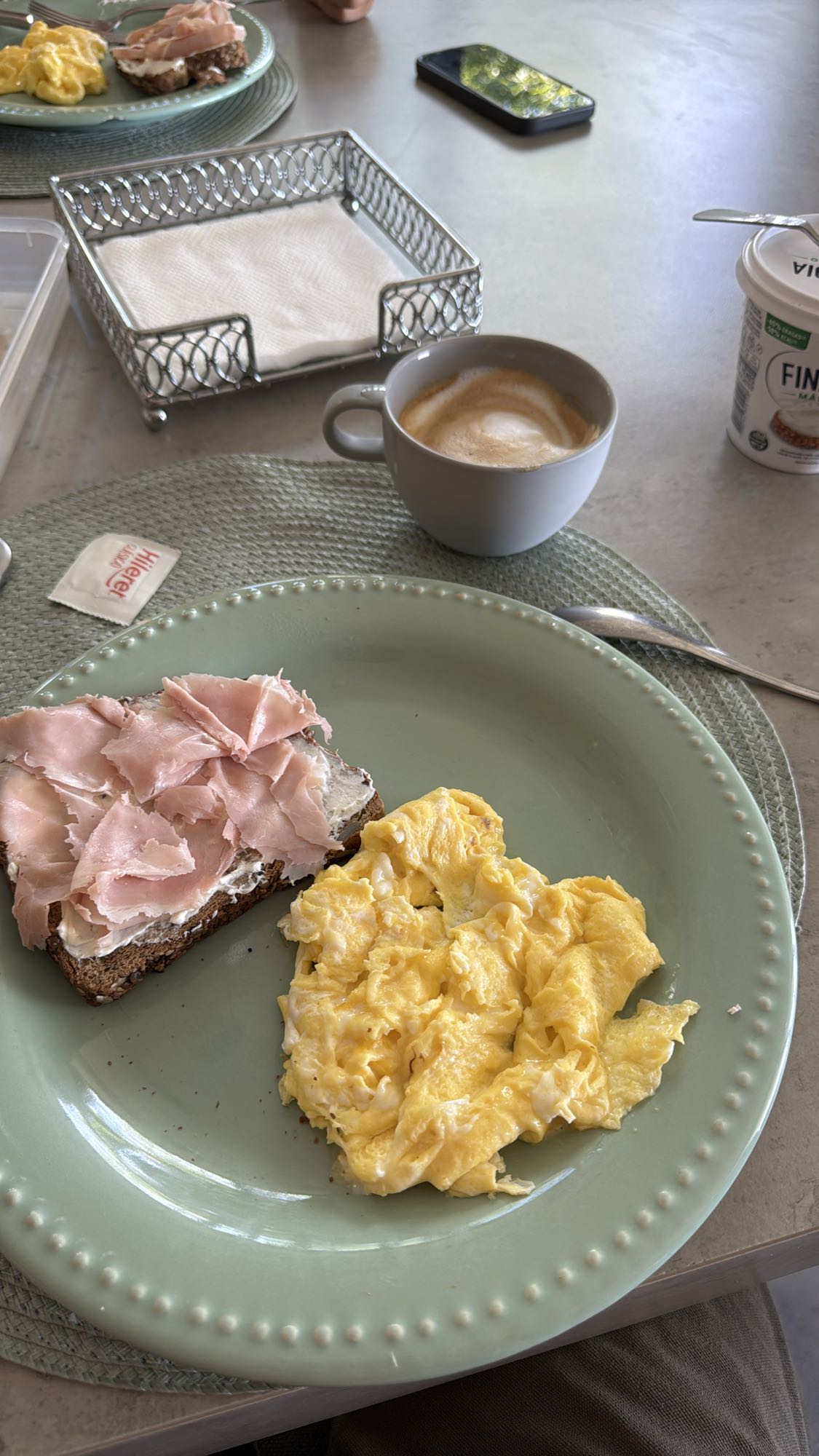 Desayuno con huevos y pan