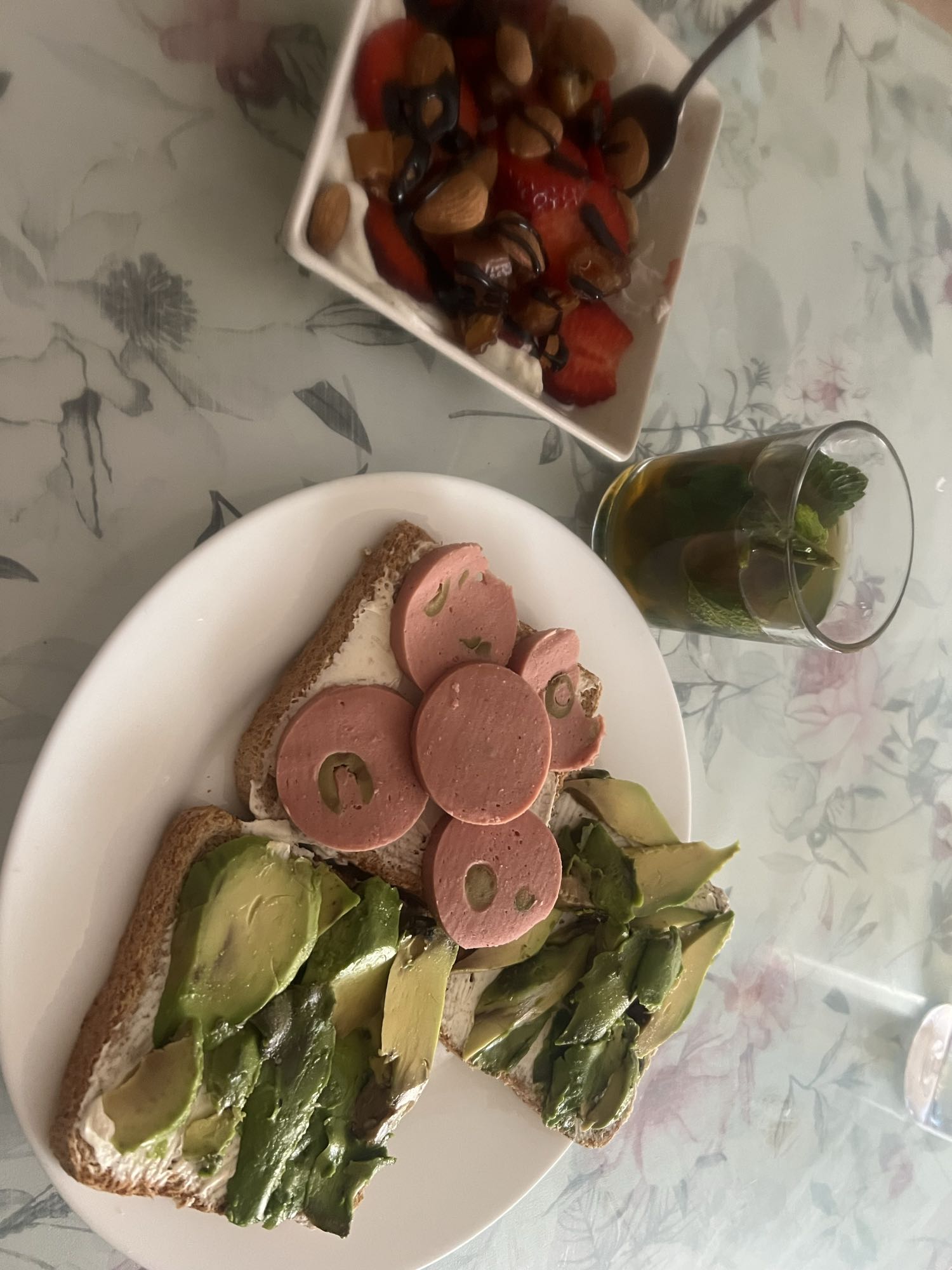 Tostadas con aguacate y yogur