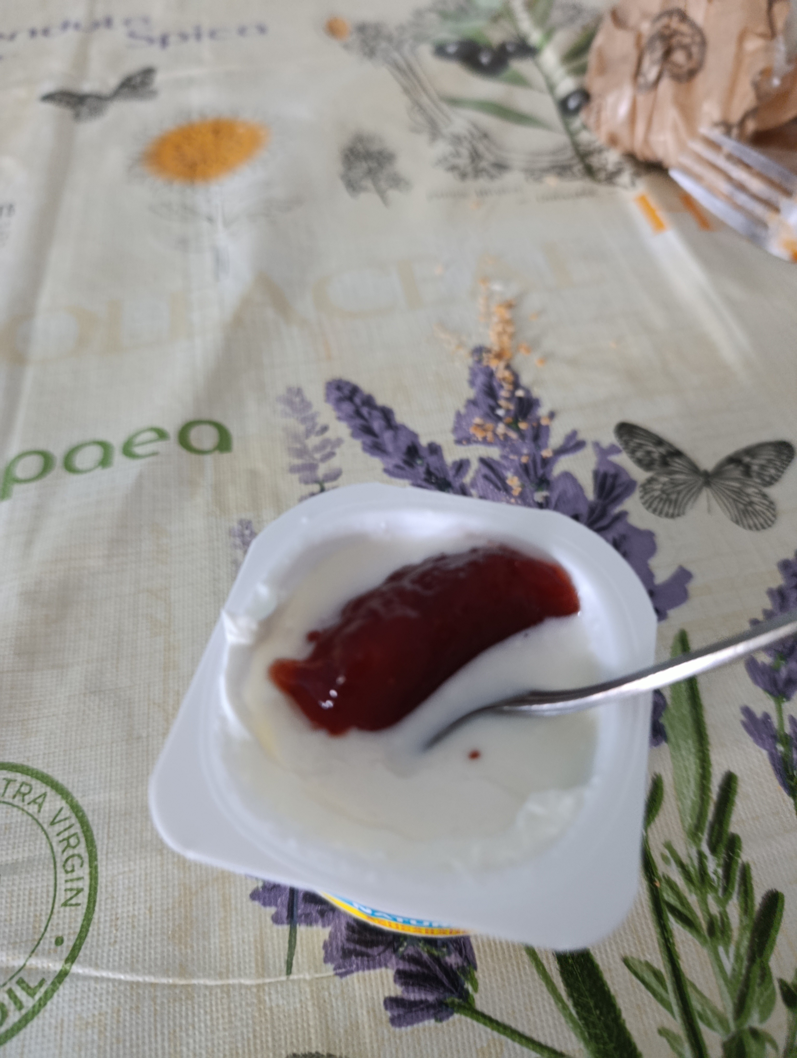 yogur con mermelada