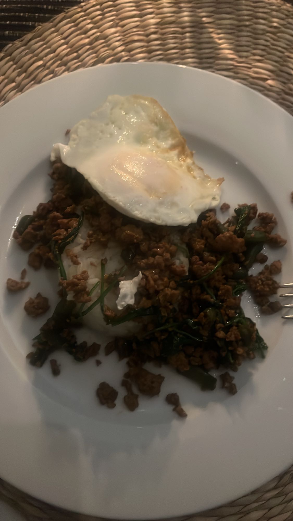 Ris med stekt ägg och köttfärs