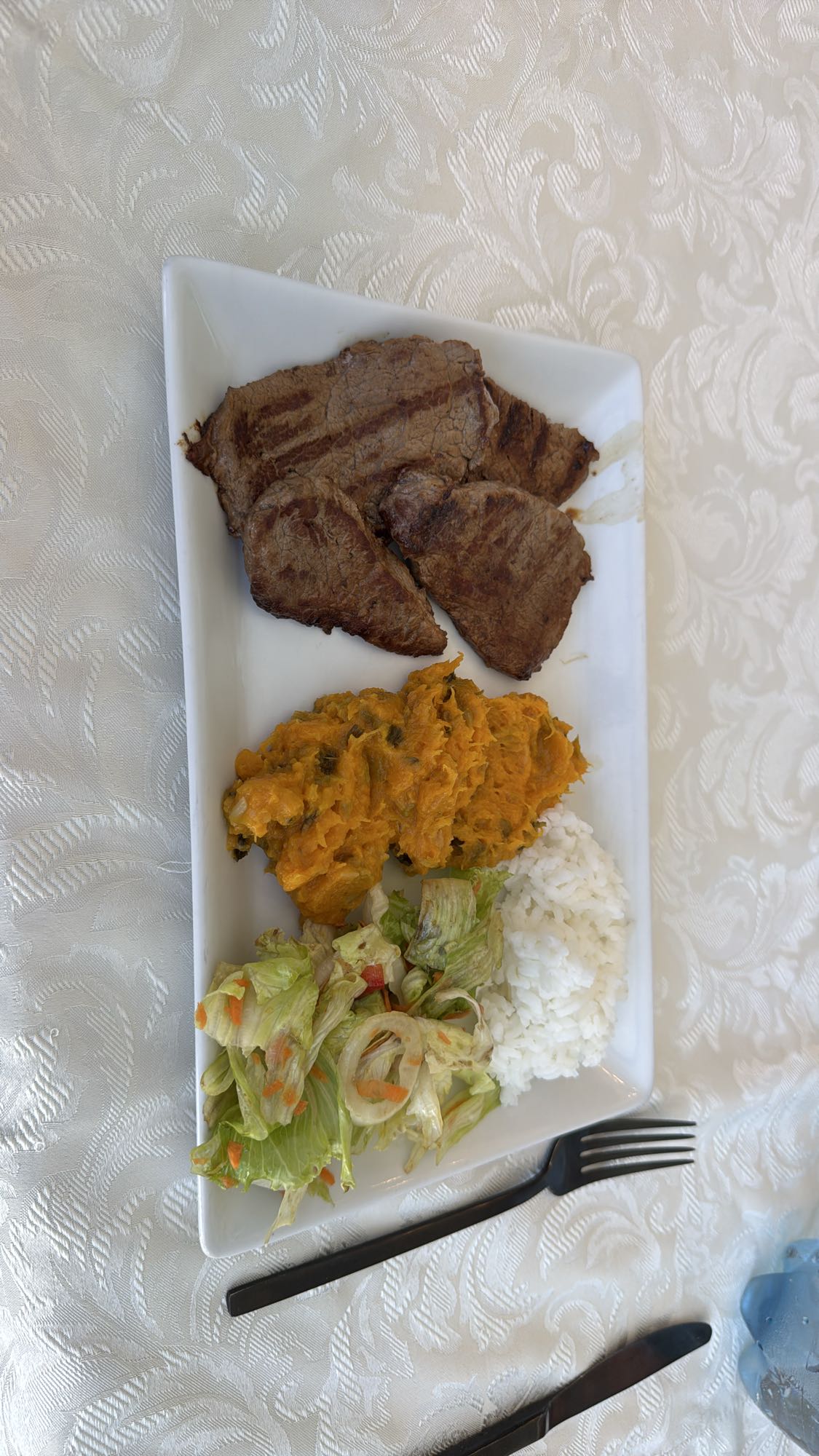 Carne con arroz y ensalada
