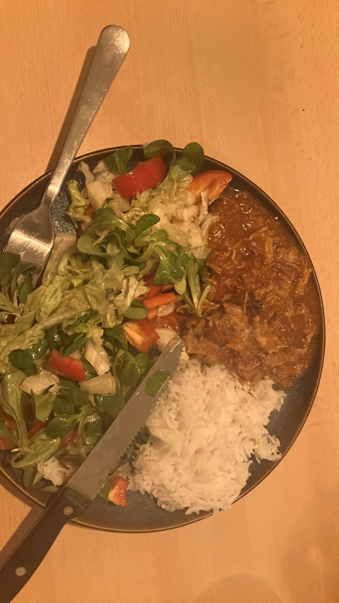 Arroz, carne e salada