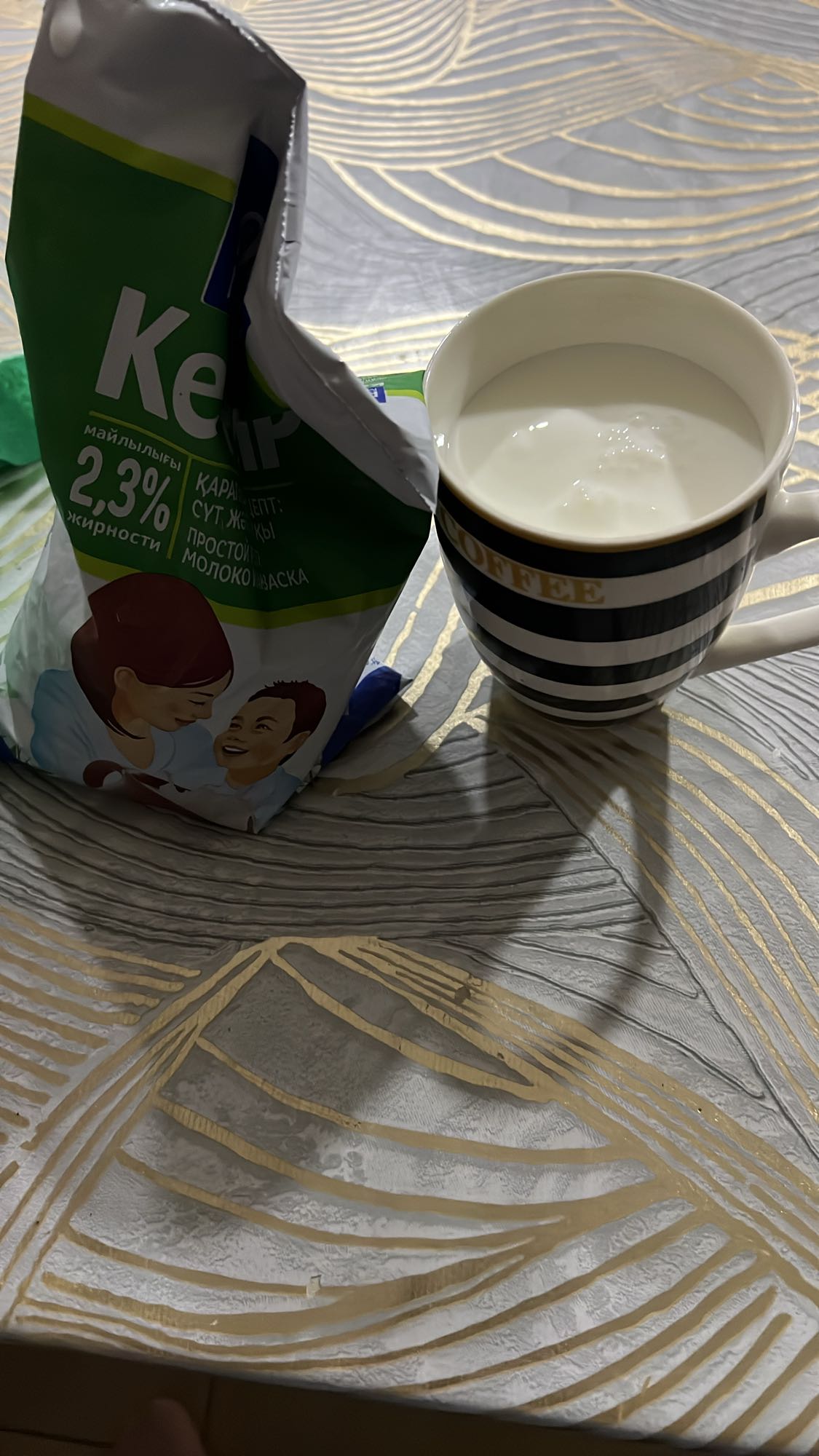 Кефир 2.3% в кружке