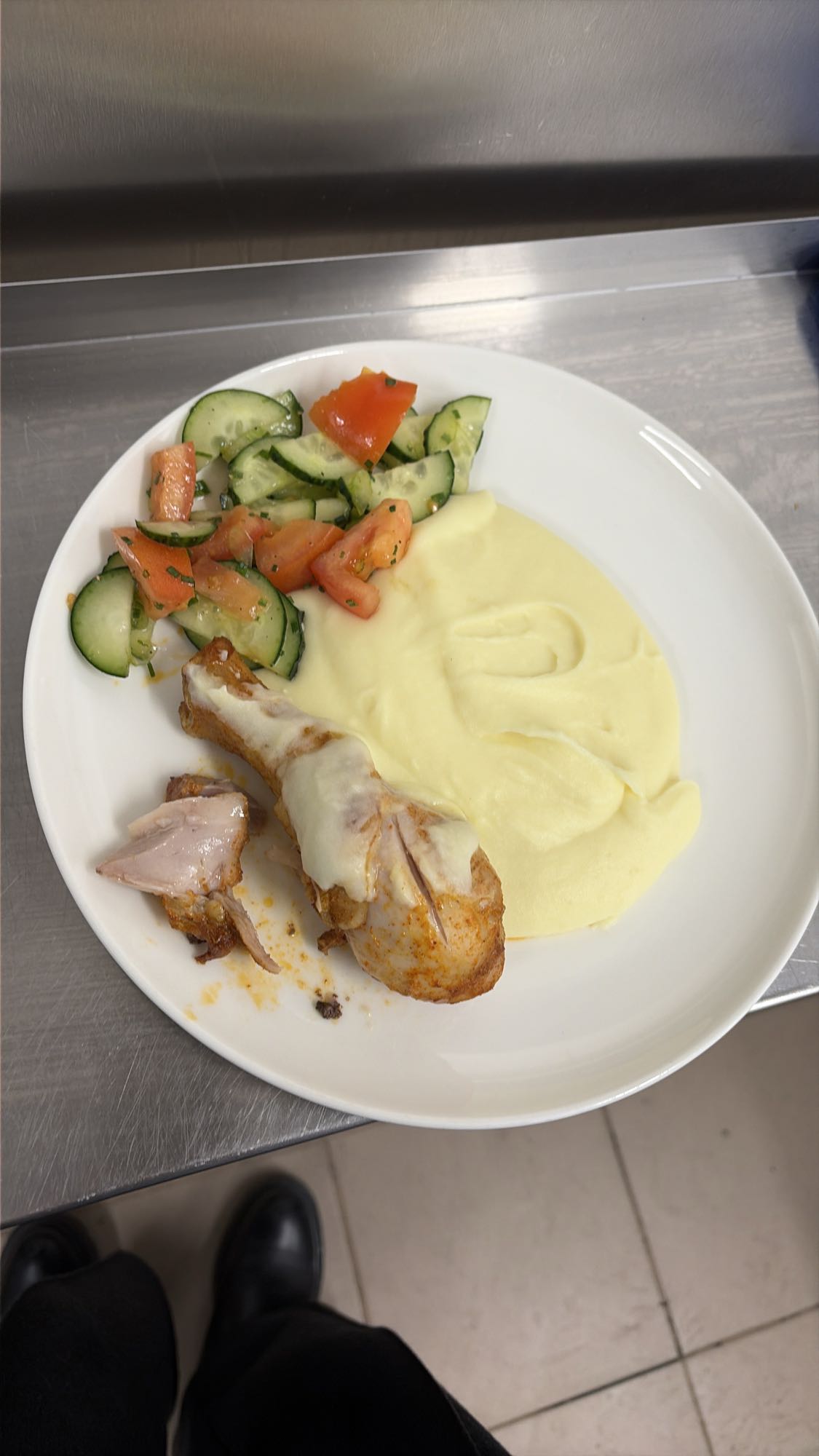 Курица с пюре и салатом