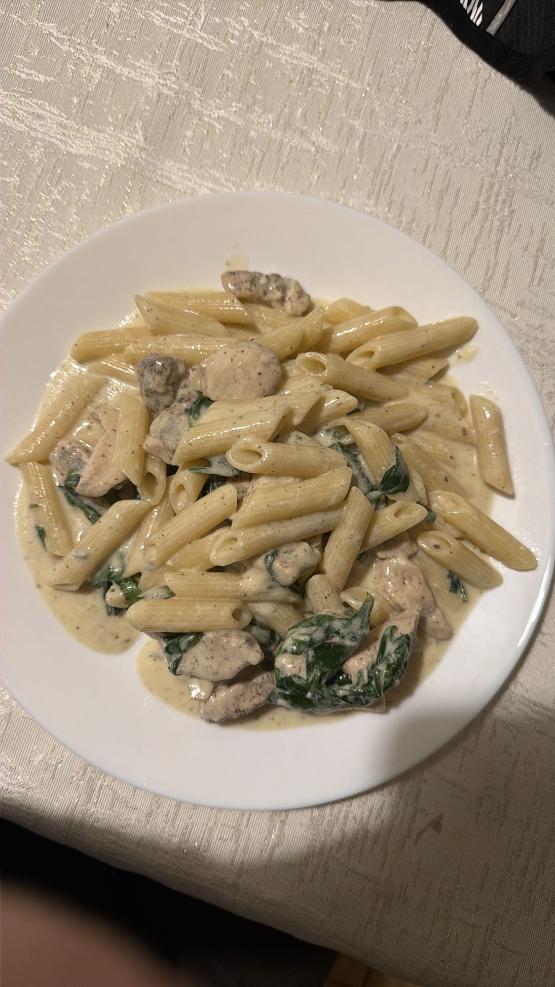 makaron z kurczakiem w sosie śmietanowym