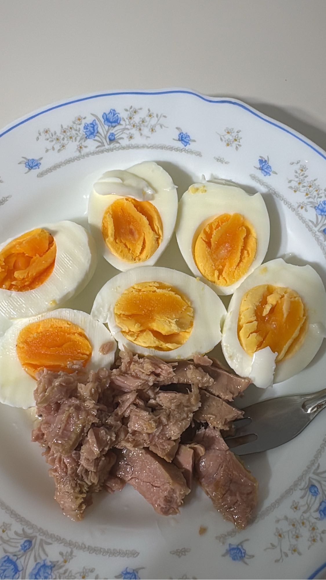 Huevos cocidos con atún
