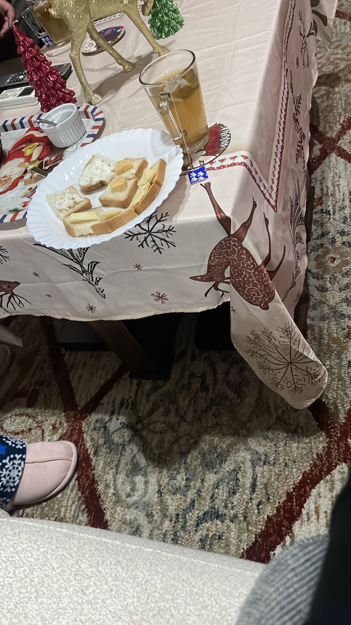 Bread with cheese and tea