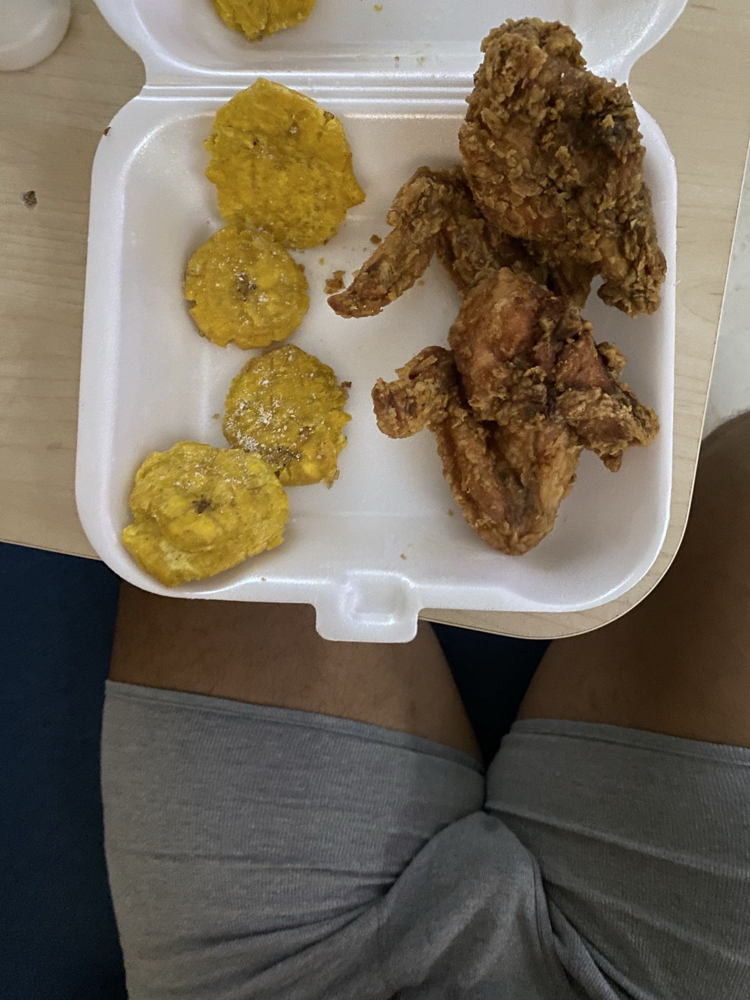 Pollo frito con tostones