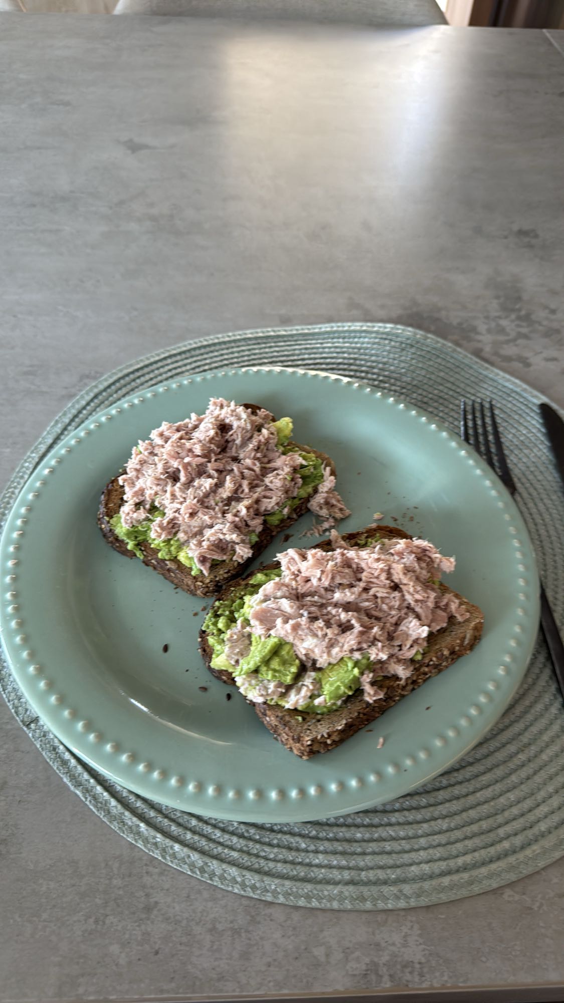 Tostadas de atún y aguacate