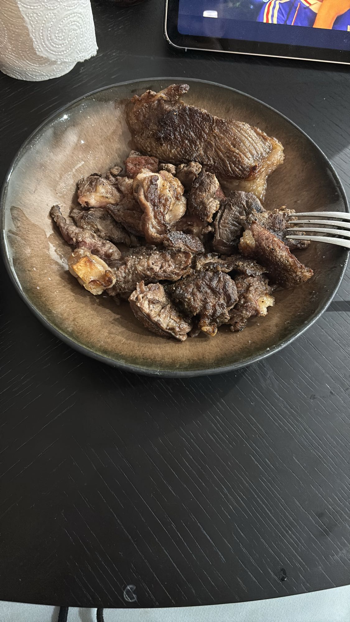 assiette de viande grillée