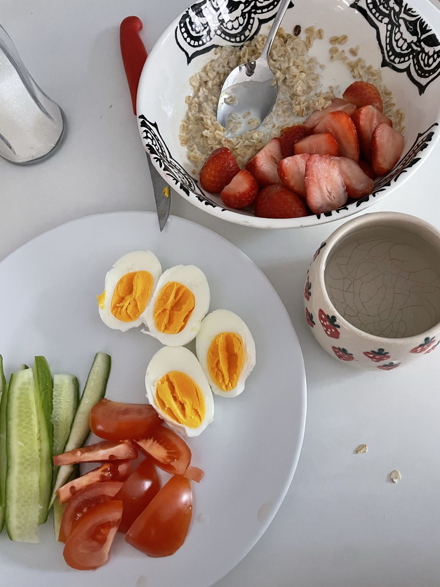 Завтрак с яйцами и овсянкой