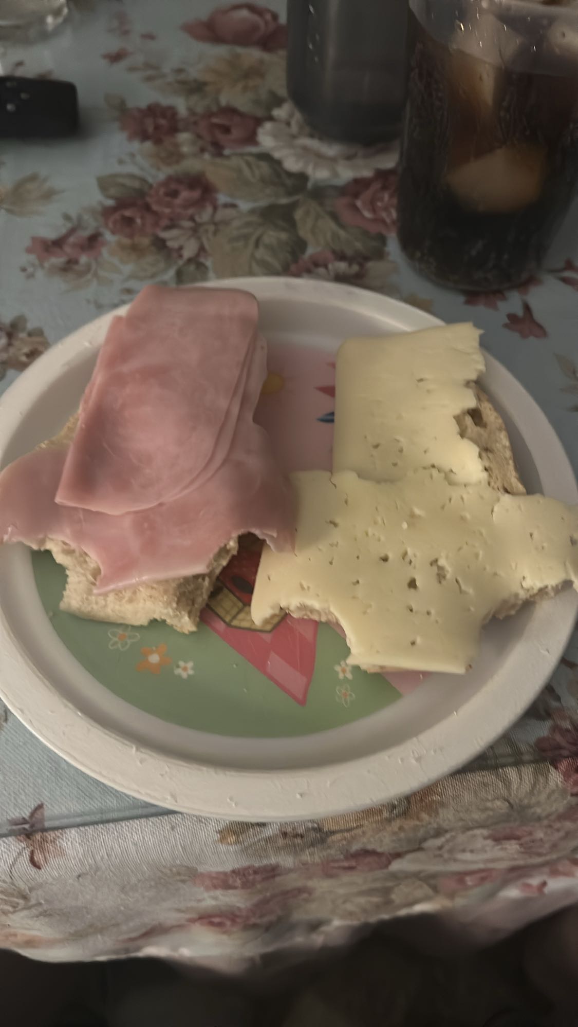 Pan con jamón y queso