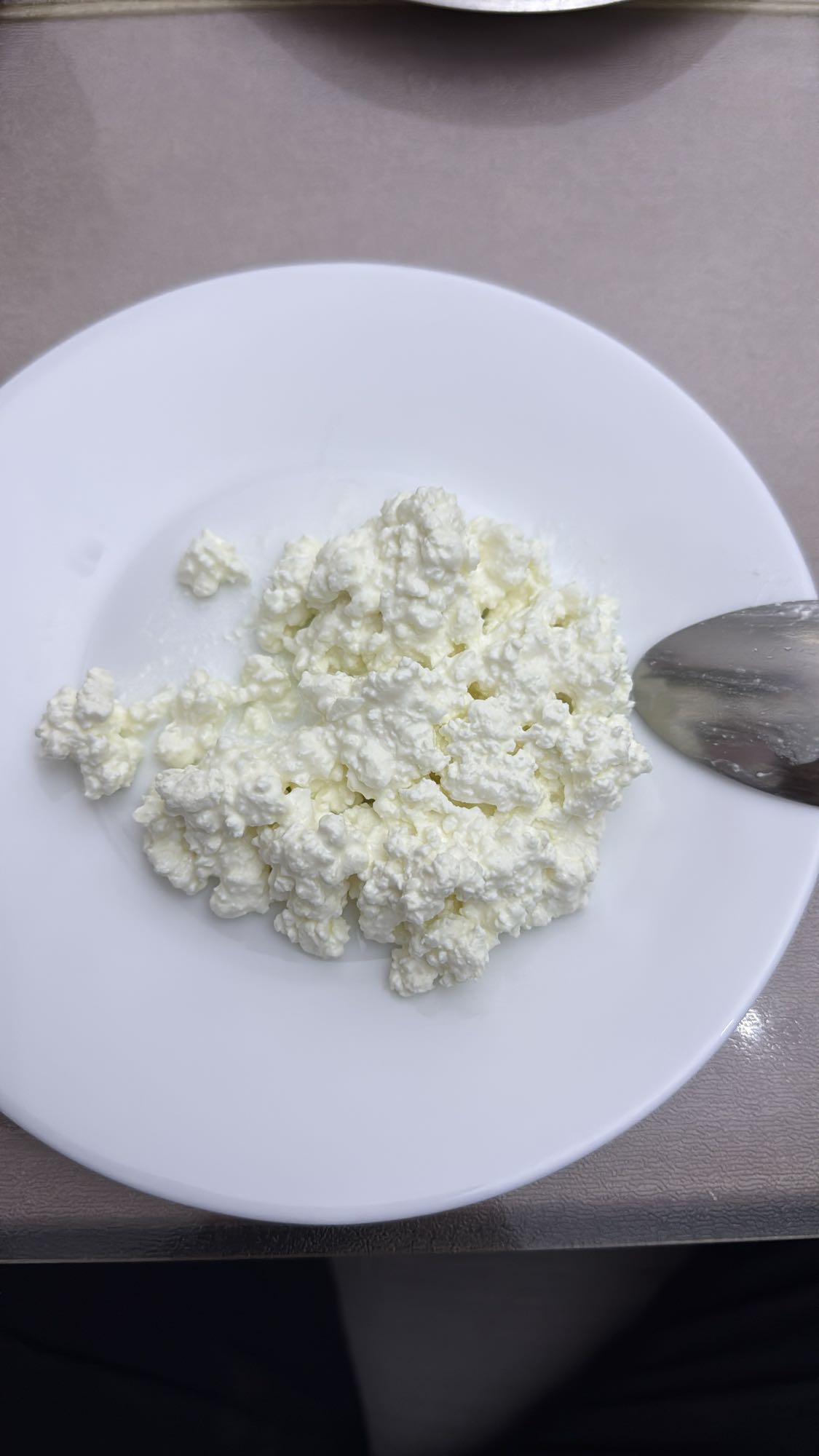 Творог на тарелке