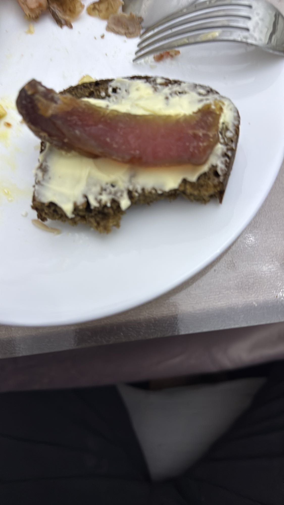 бутерброд с рыбой и маслом