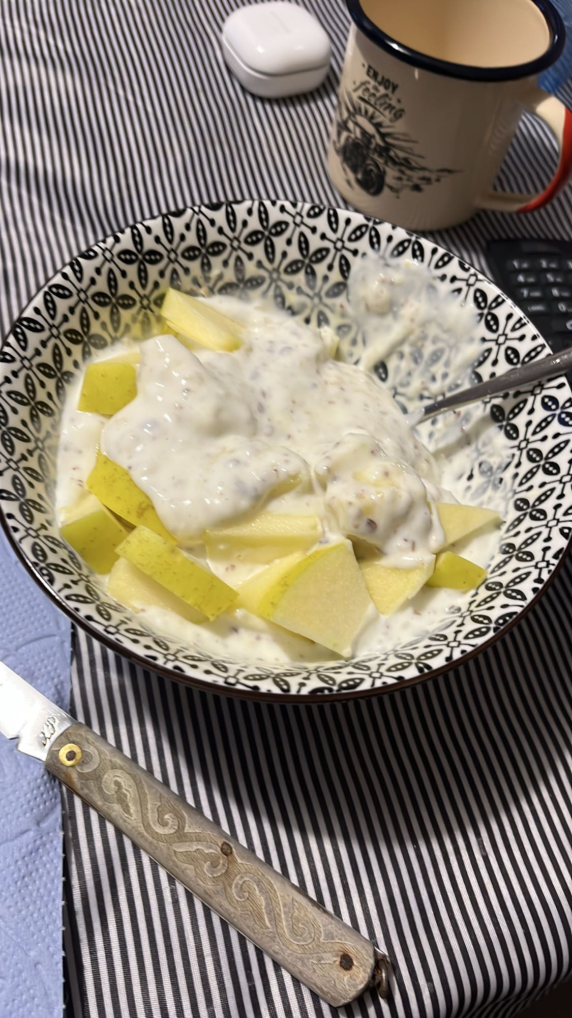 Кисело мляко с ябълка