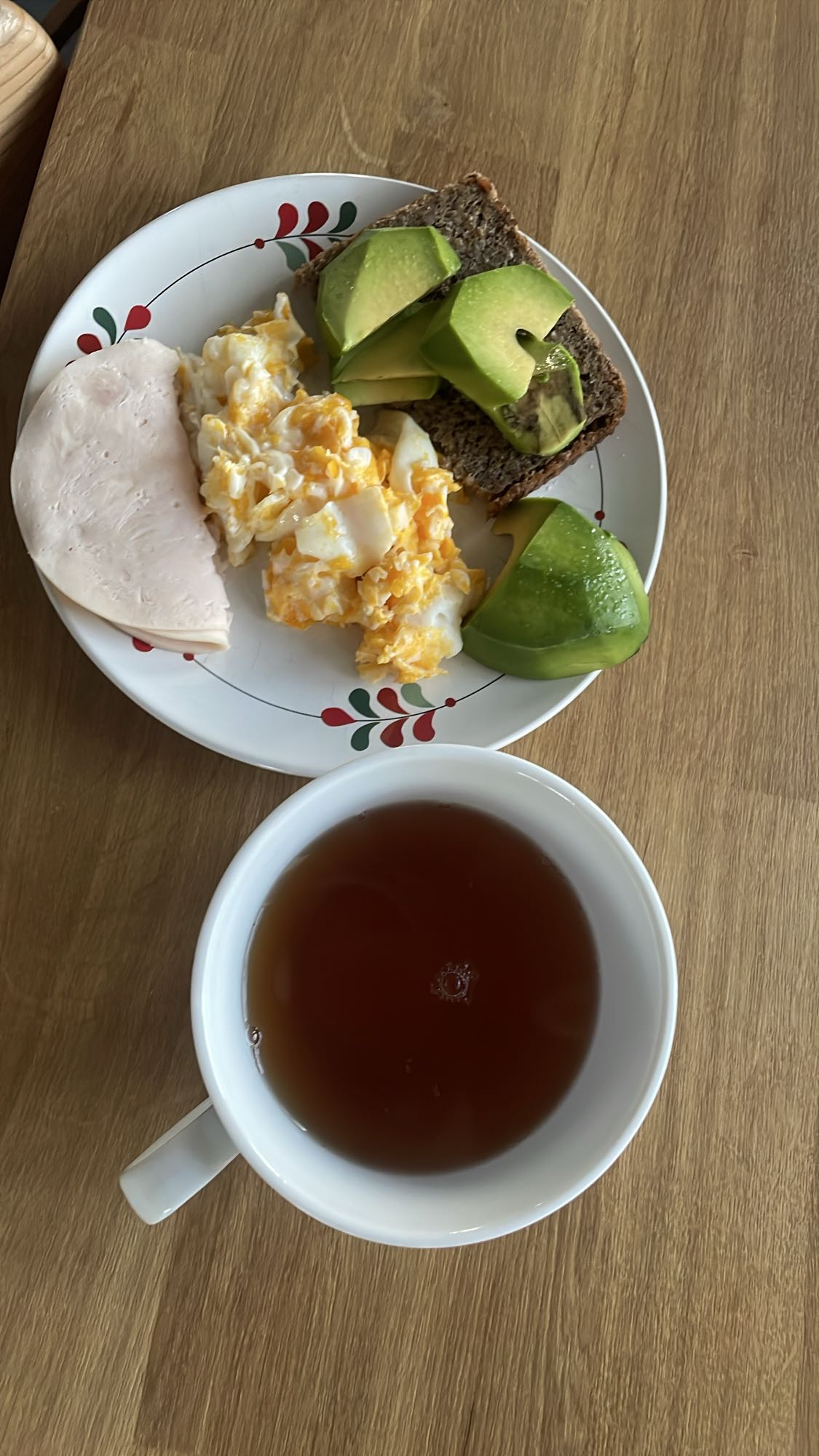 śniadanie z awokado i jajkiem