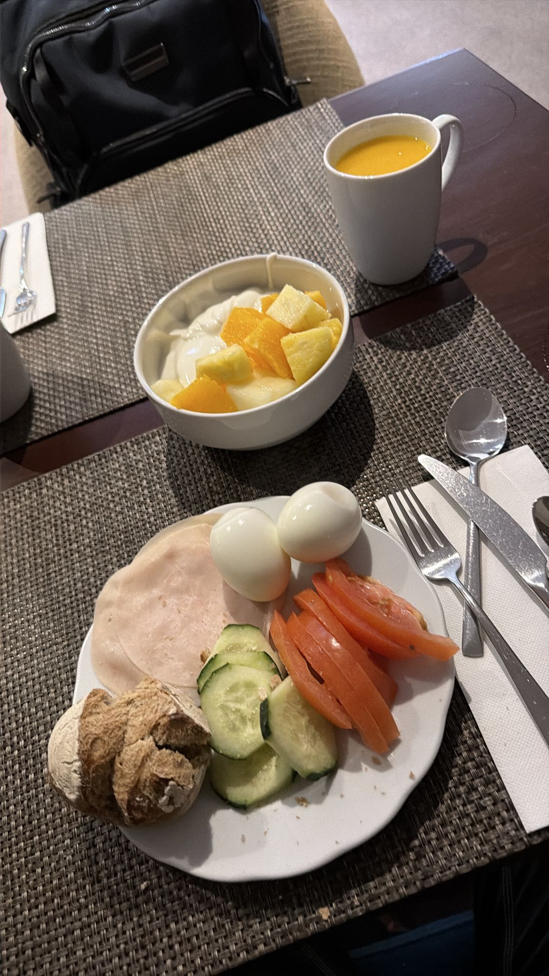 Kahvaltı tabağı ve yoğurt