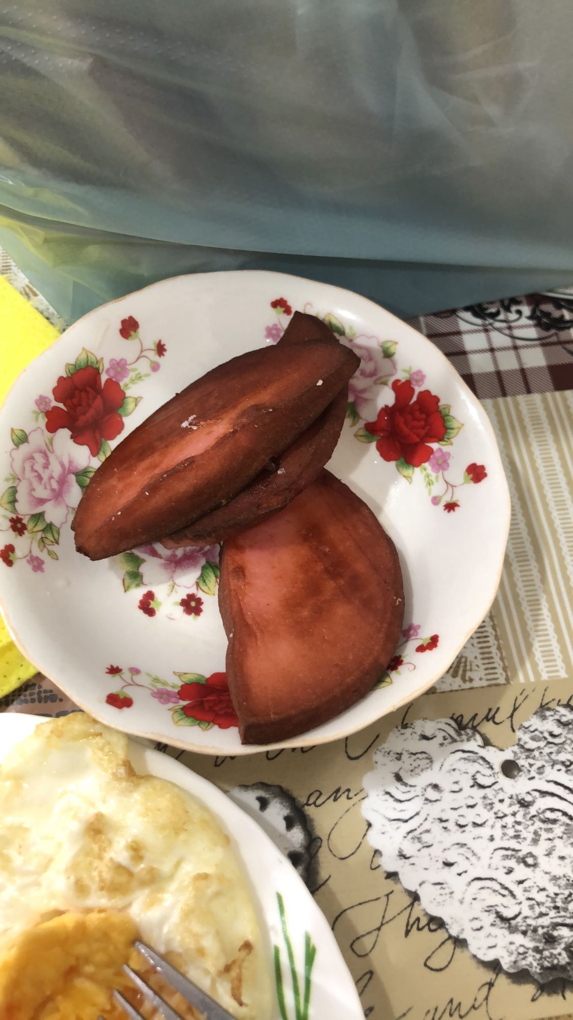 Жареное яйцо и саподилла