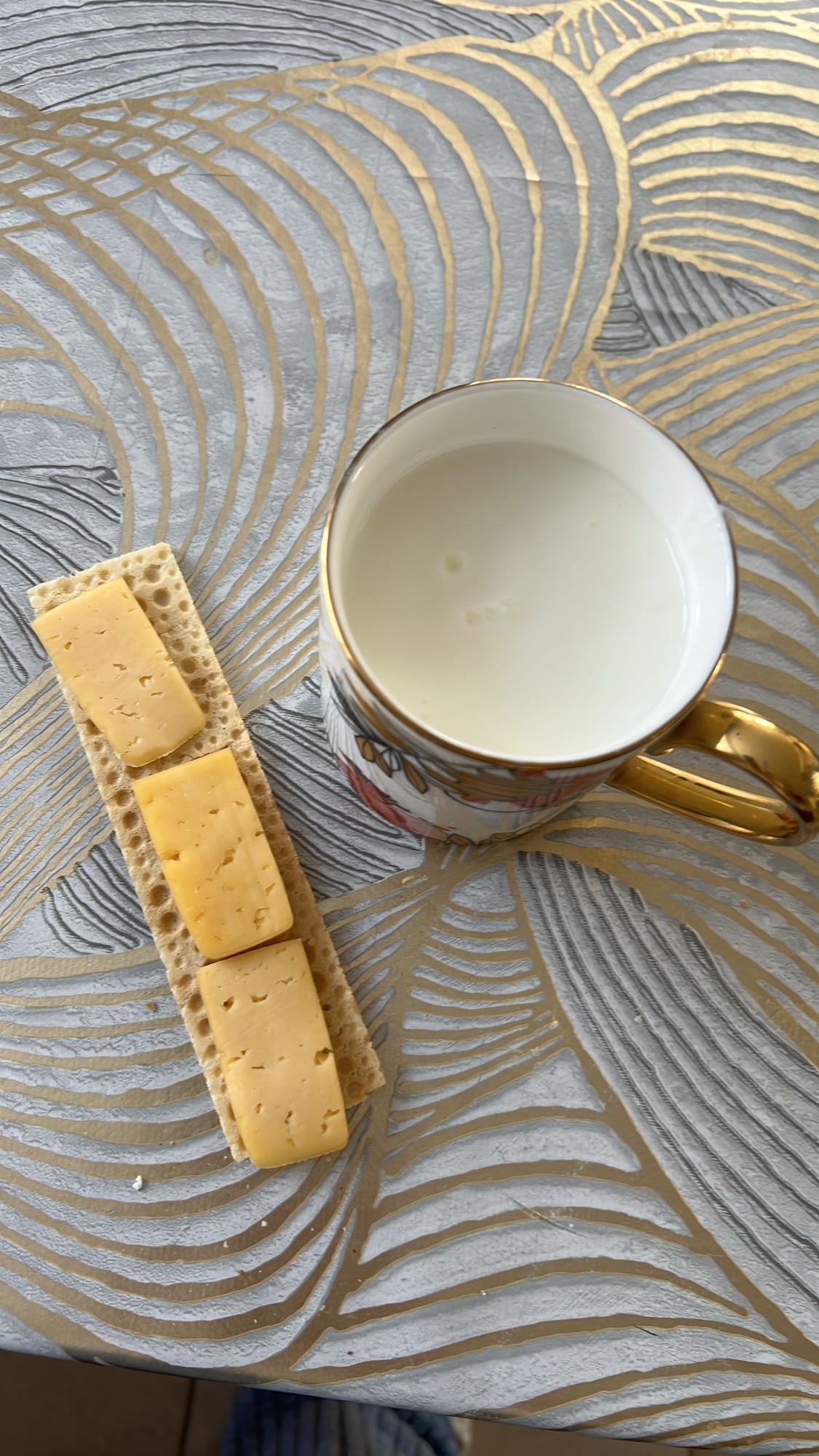 Хлебец с сыром и молоко