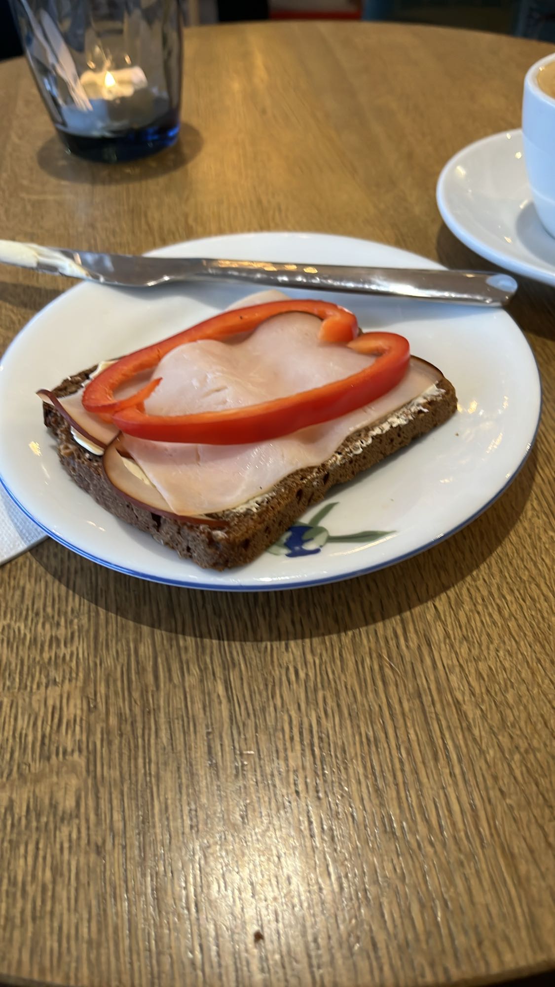 Smörgås med kalkon och paprika