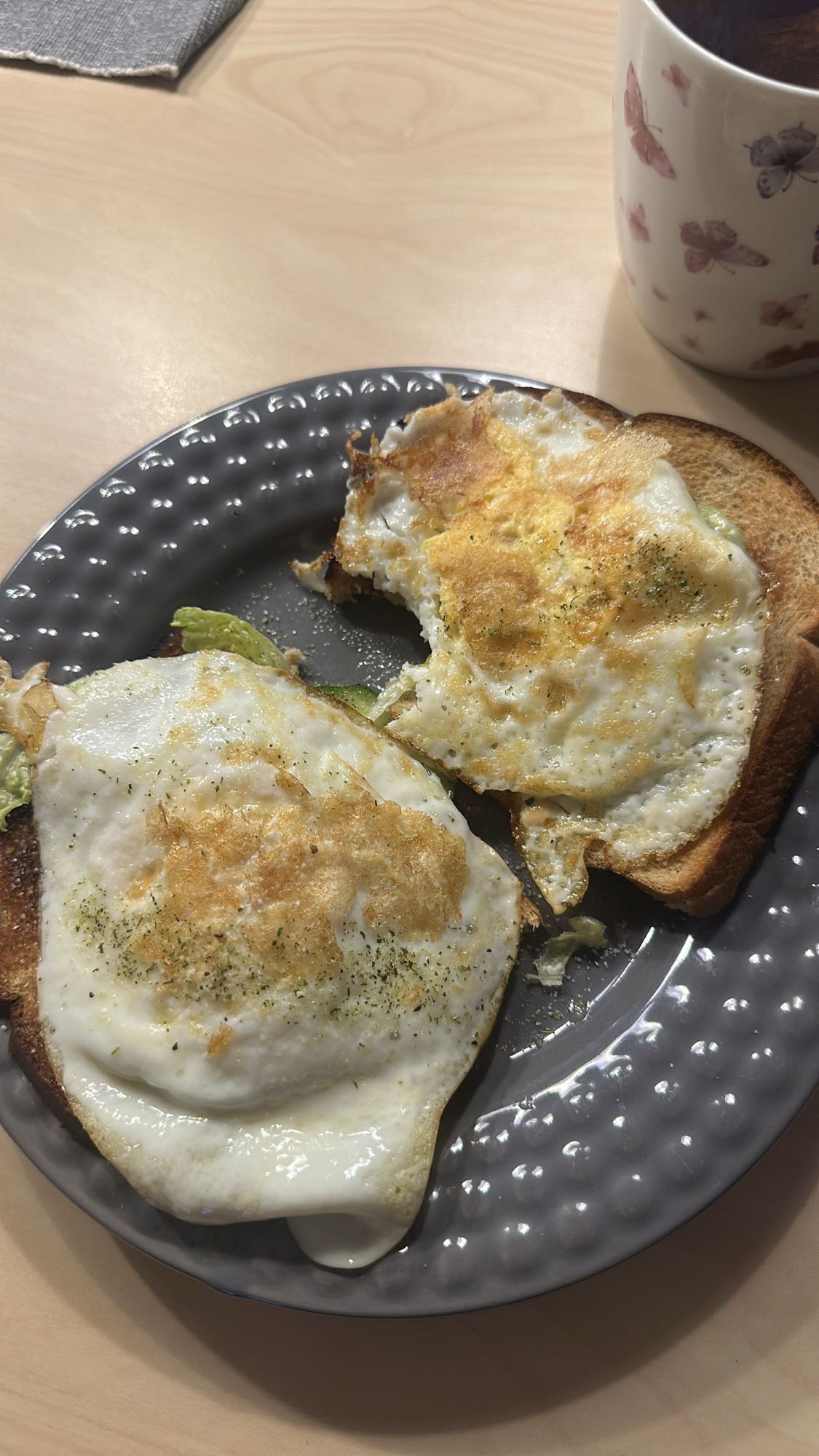 Stekt ägg på rostat bröd