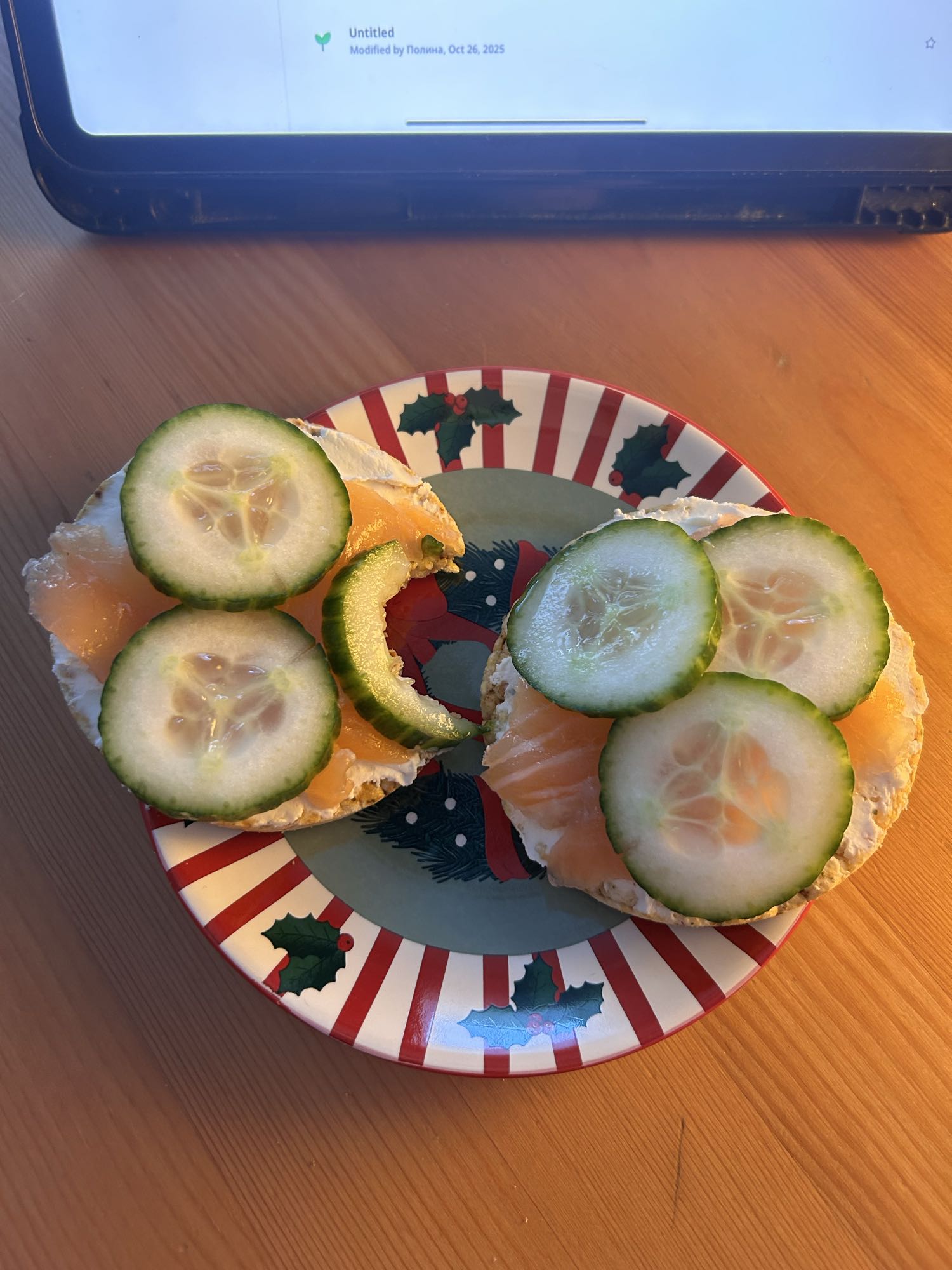 Бутерброды с лососем и огурцом