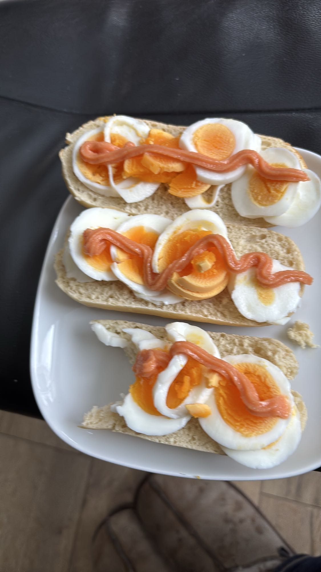 Eggs på brød med saus