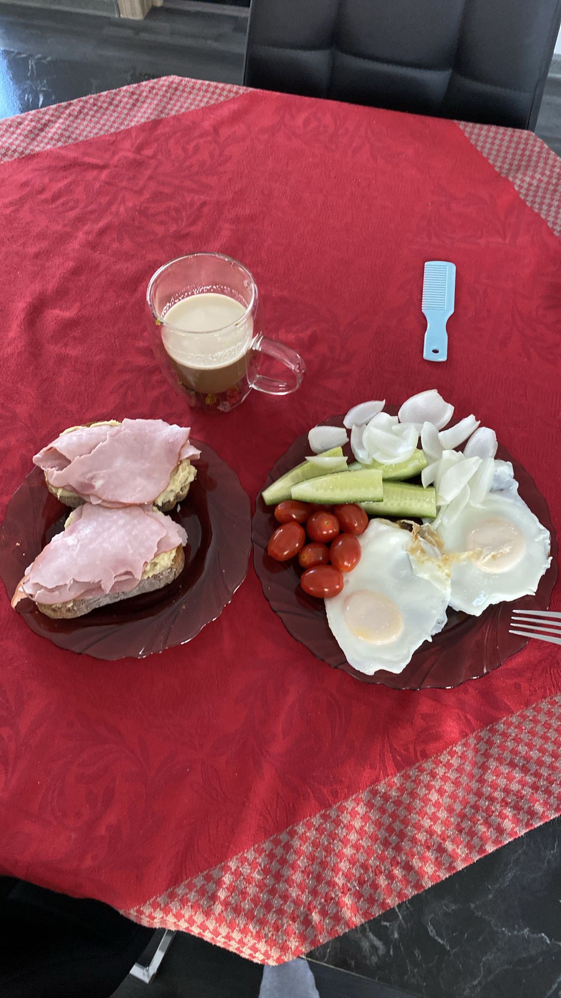 Mic dejun cu ouă și șuncă